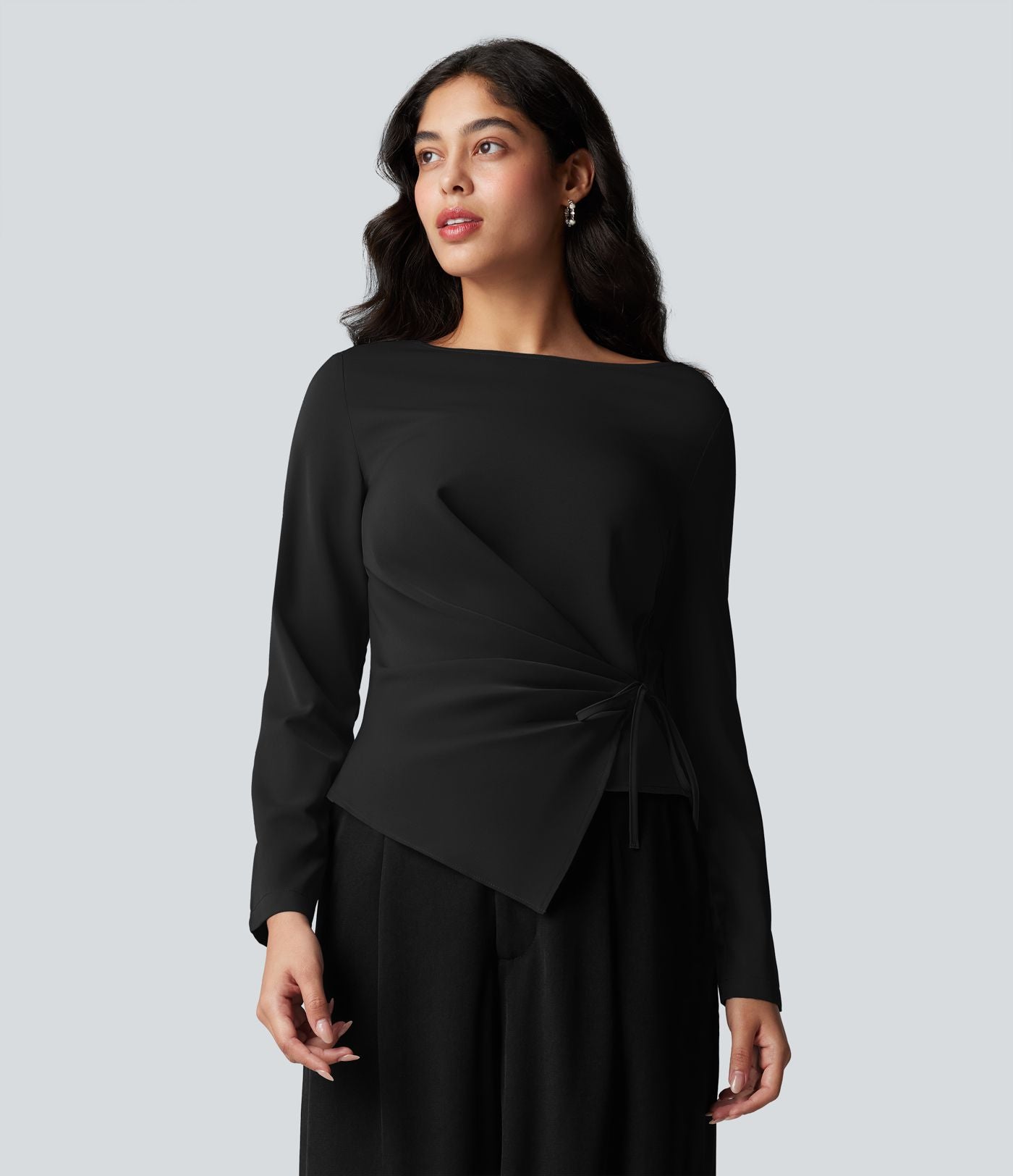 Blouse esprit bureau défroissage facile, encolure bateau, manches longues, fronces et lien côté