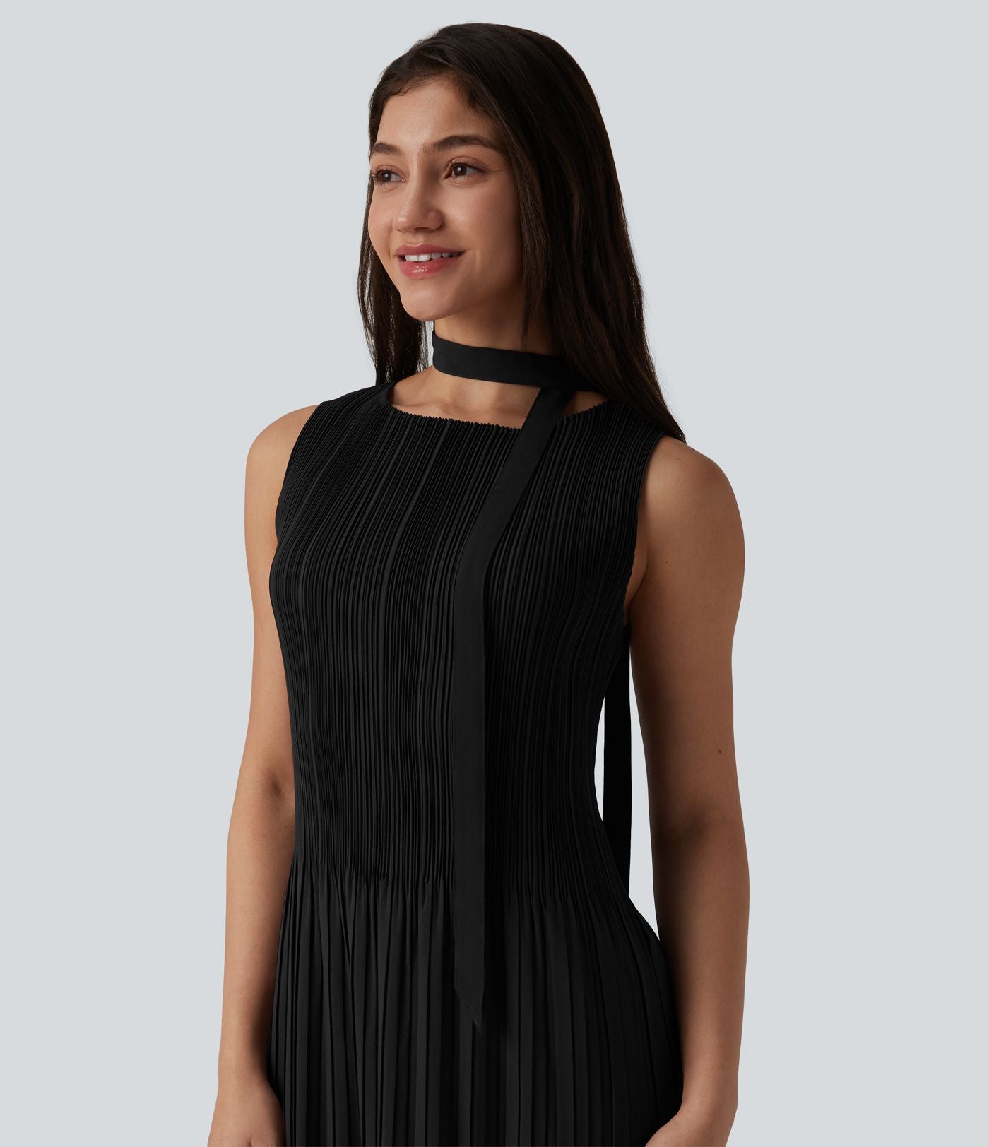 Robe mi-longue de travail ceinturée col bateau sans manches plissée