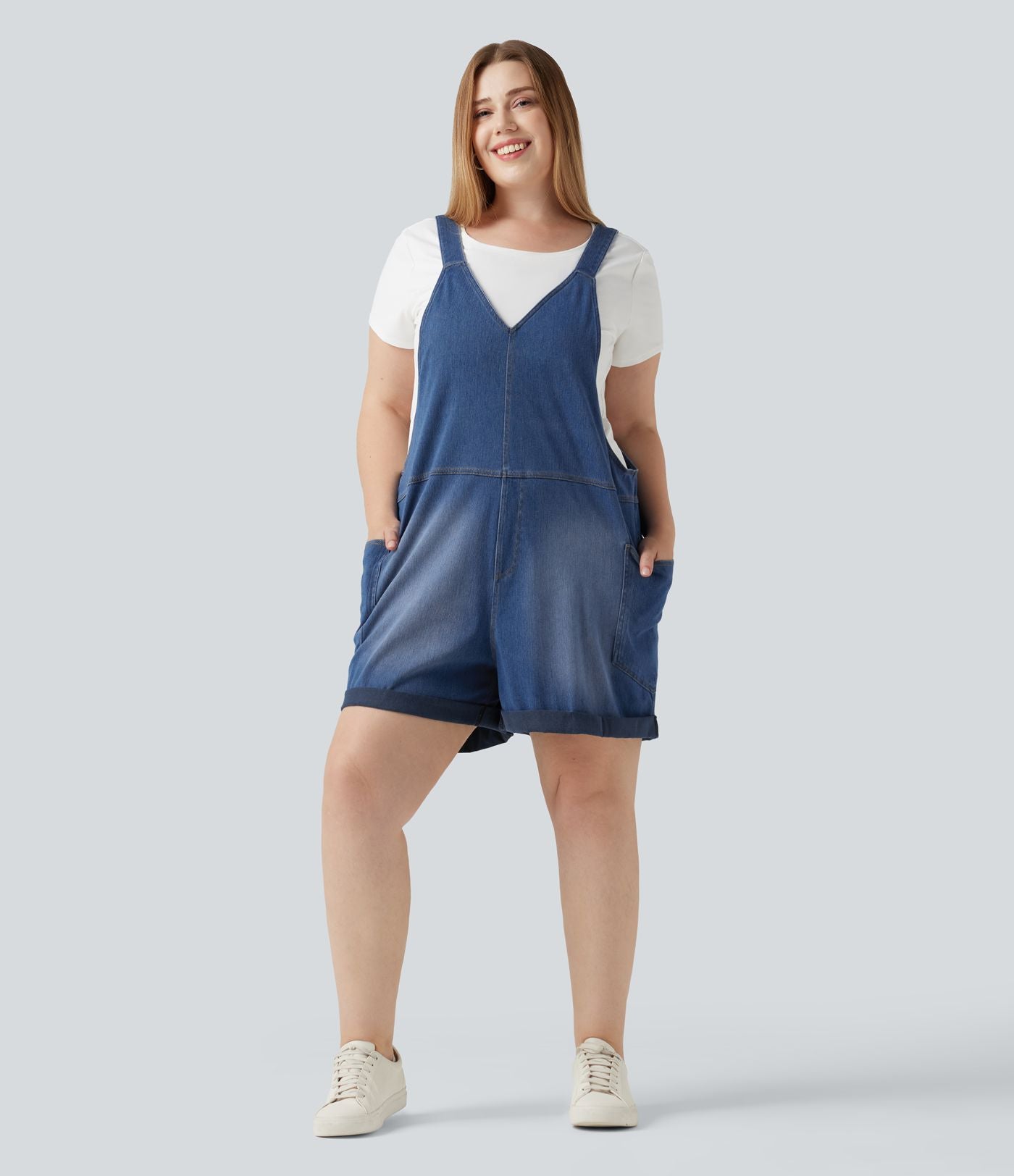 Salopette-short délavée grande taille en Jean Halara Flex™ Denim à col V avec ourlets retroussés et poches