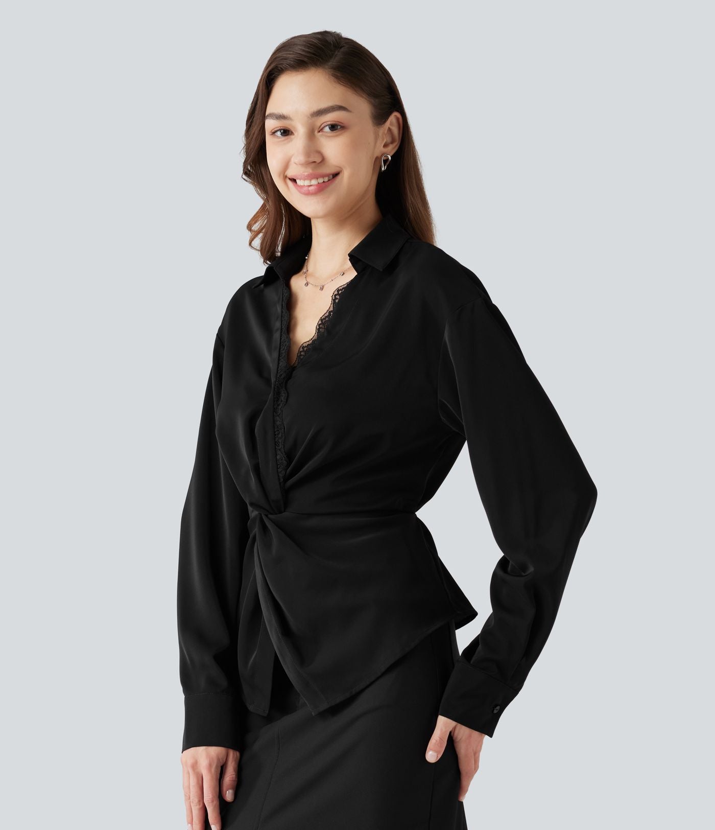 Chemise esprit bureau défroissage facile, col V, dentelle contrastée, manches longues, lien au dos et détail torsadé
