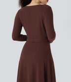 Robe fluide côtelée col V manches longues ceinturée mi-longue