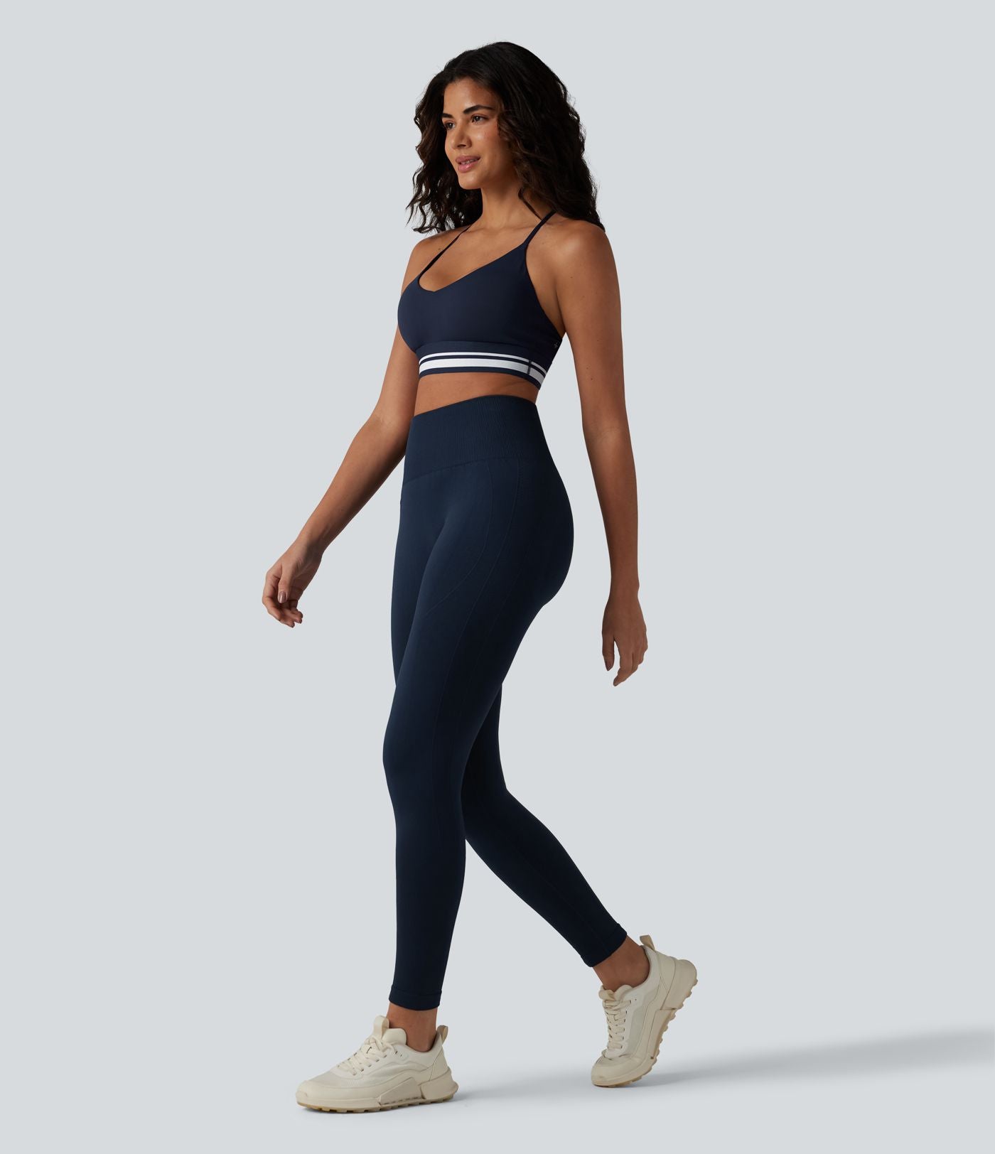 Brassière de sport SoftlyZero™ Plush à maintien léger, dos croisé ouvert, rayures color block et soutien intégré