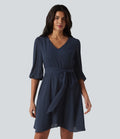 Robe courte casual col V à manches trois-quarts bouffantes, ceinturée