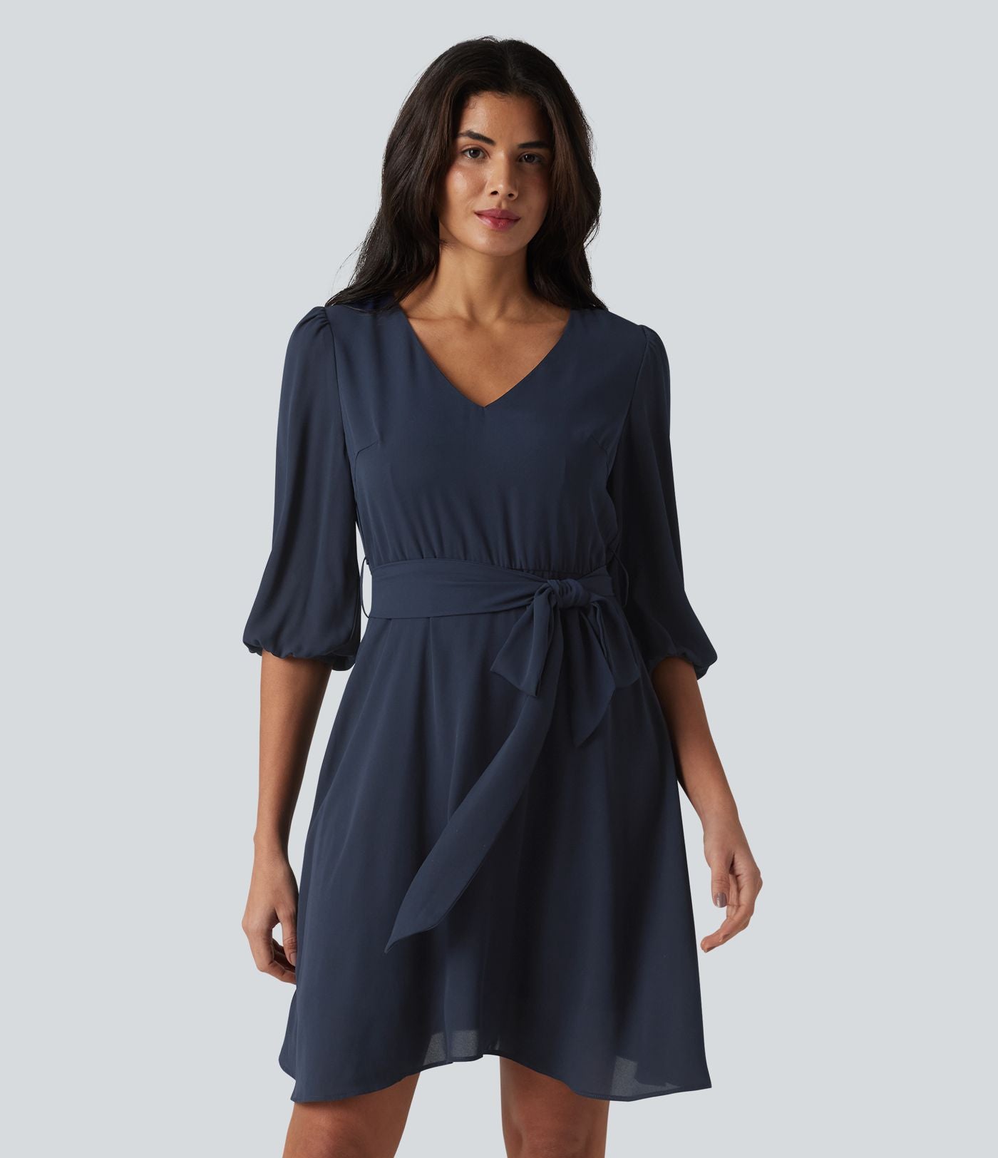 Robe courte casual col V à manches trois-quarts bouffantes, ceinturée