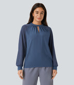 Blouse de travail à col montant avec dos ajouré, manches raglan et empiècements en mesh contrastant