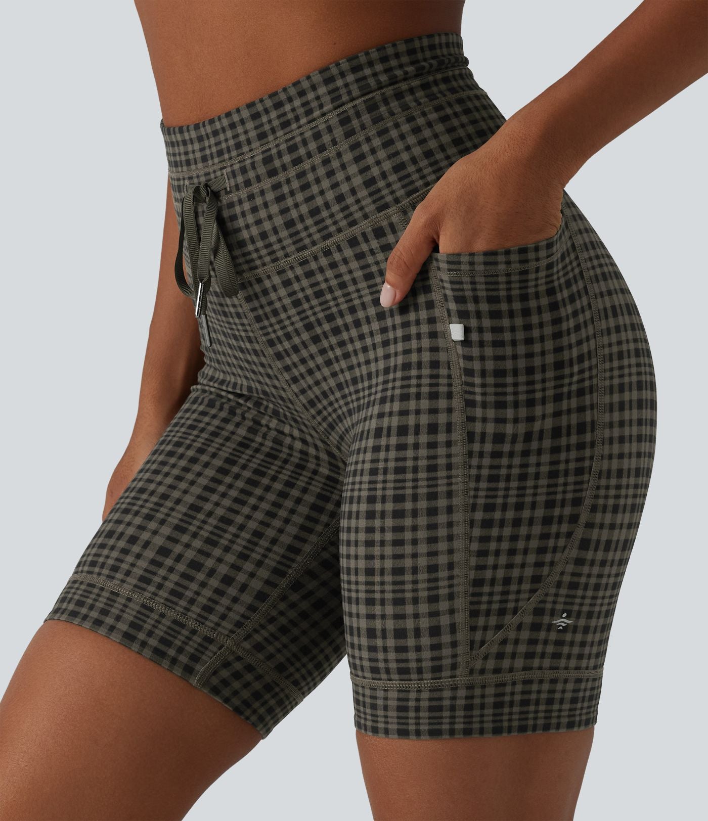 Halara UltraSculpt™ Short de cycliste yoga à carreaux taille haute 17,5 cm avec cordon de serrage et poches