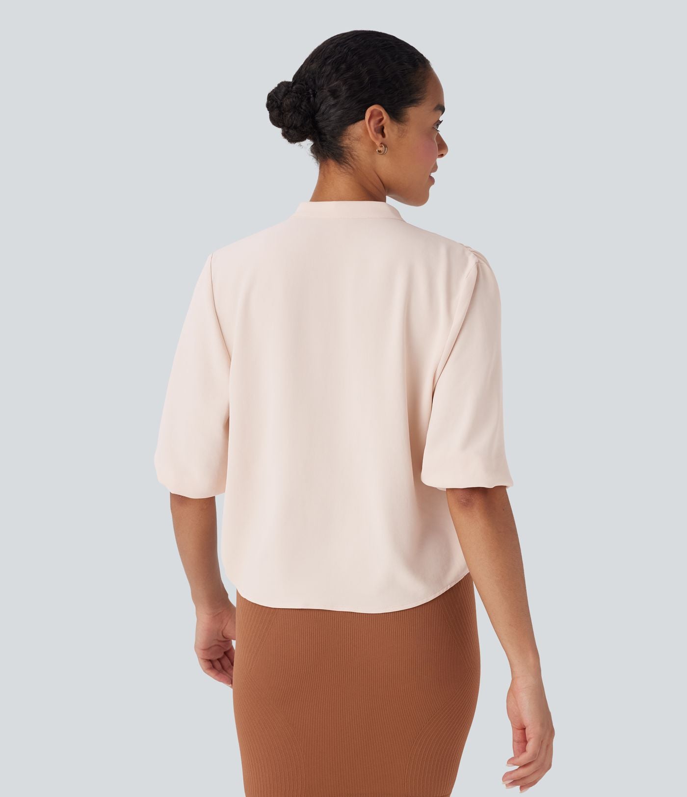 Blouse aspect lin col rond, manches mi-longues, boutonnée avec ourlet arrondi pour la détente