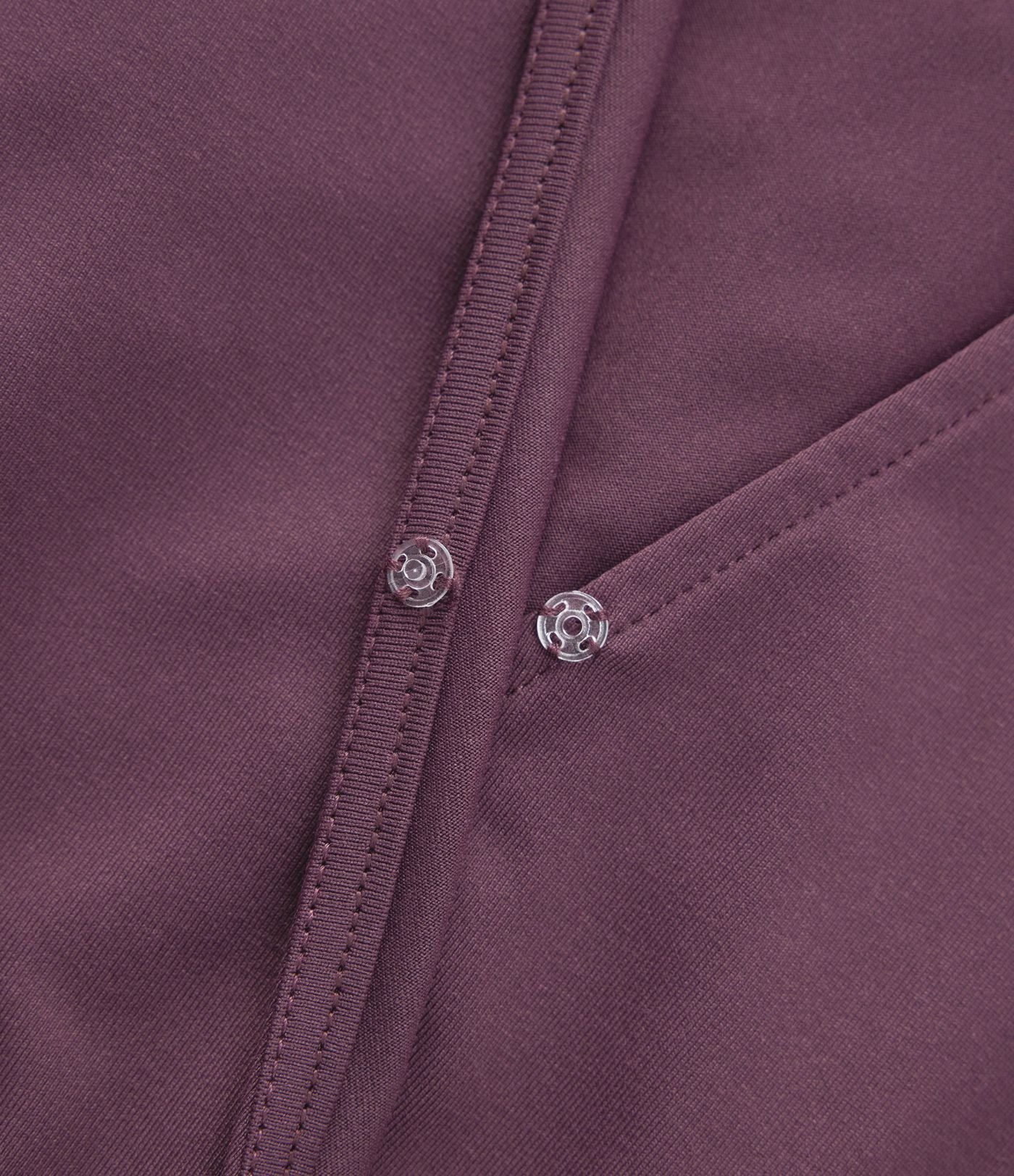 Robe mi-longue fluide de villégiature avec col V, manches courtes, drapée et fendue
