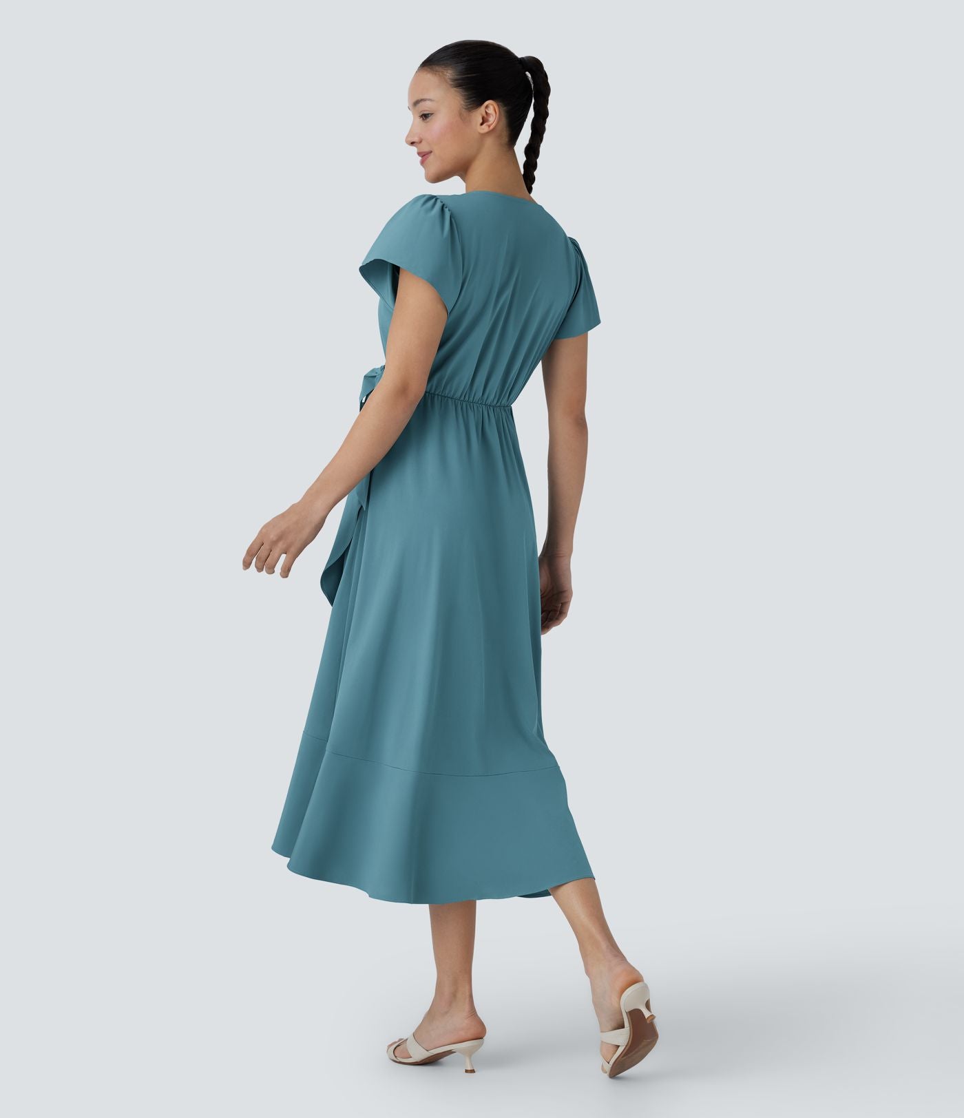 Robe décontractée midi Breezeful™ fluide à col V, manches courtes, design enveloppant, liens sur les côtés, poches latérales, volants et séchage rapide