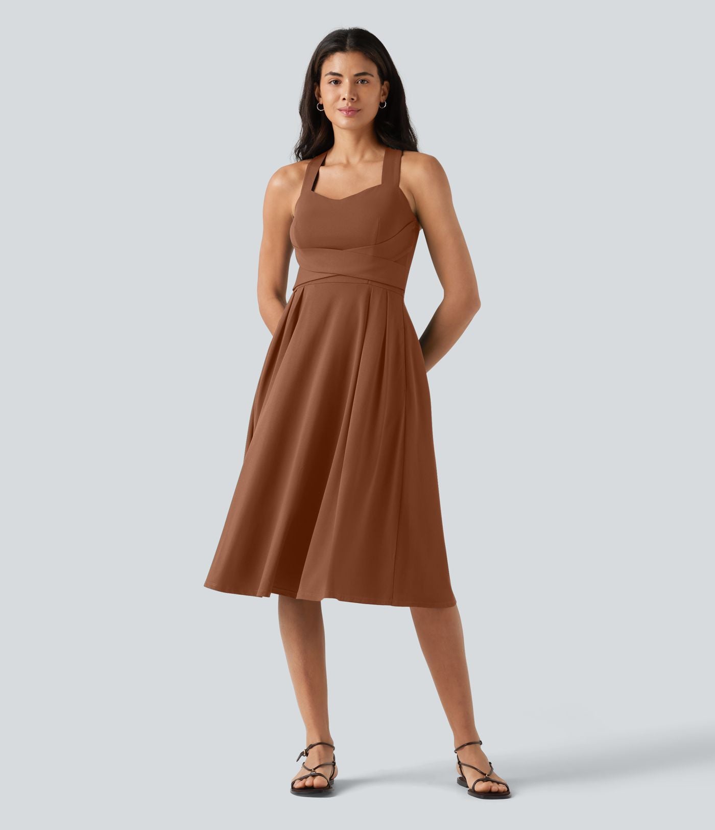 Robe midi fluide sans manches décolleté cœur avec bretelles croisées, nœud dans le dos et poches