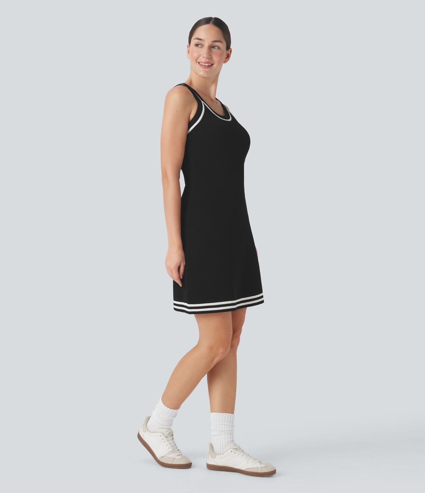 Robe mini décontractée en maille de type pull avec dos nu et color block