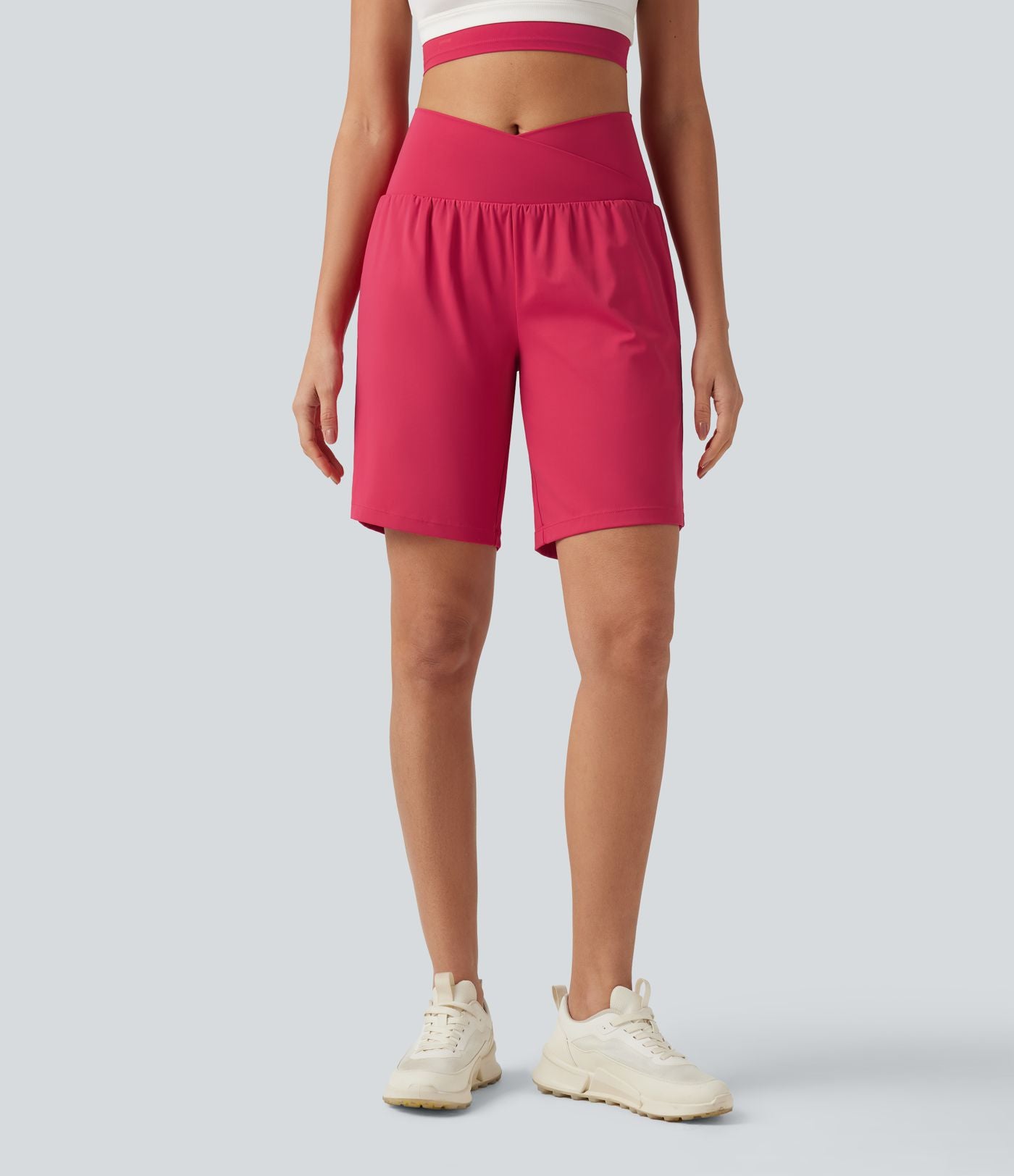Short de yoga 2-en-1 taille haute croisée en SoftlyZero™ Airy à effet frais InstantCool 22,9 cm avec poches