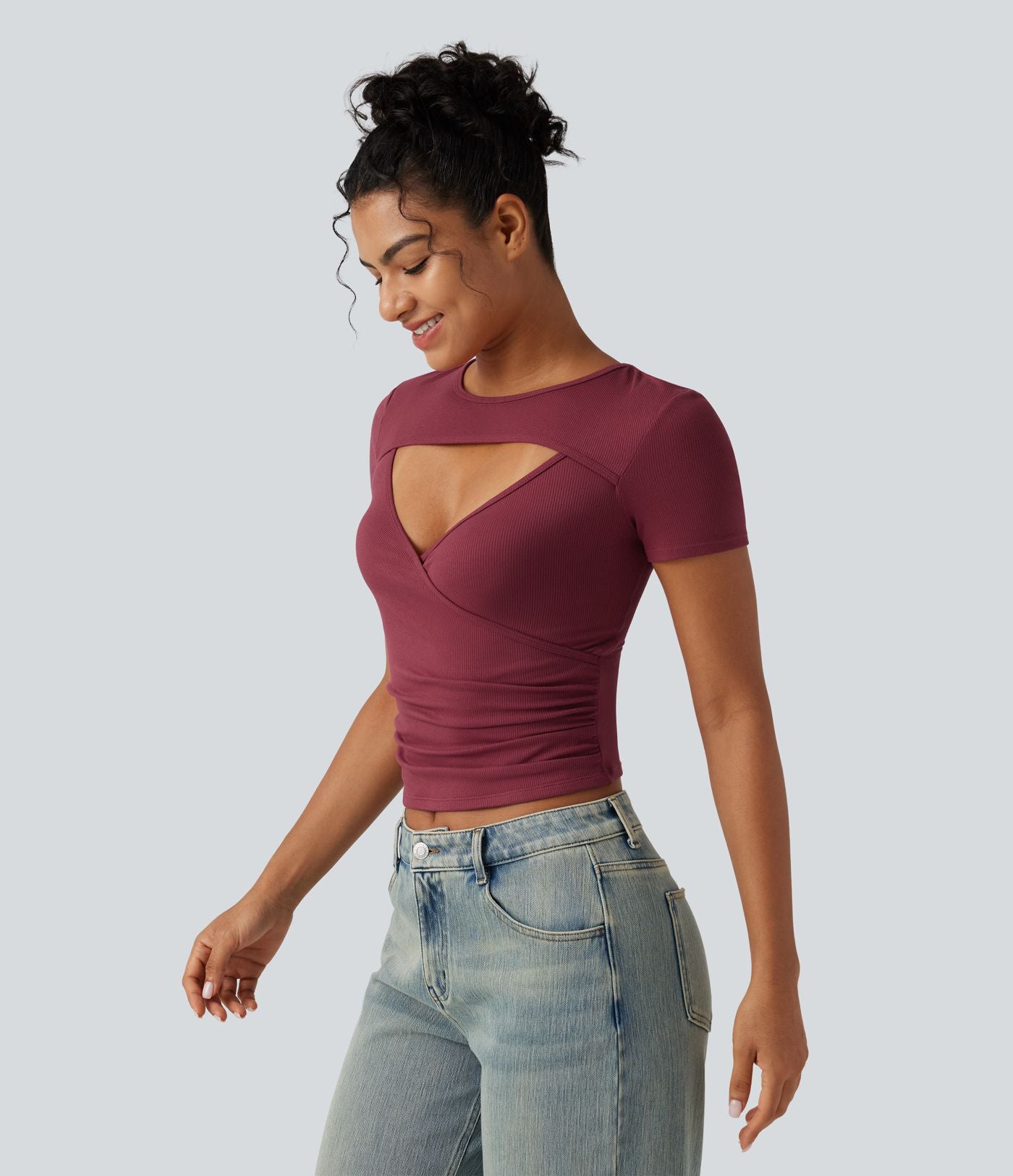 T-shirt côtelé encolure arrondie avec découpe et manches courtes