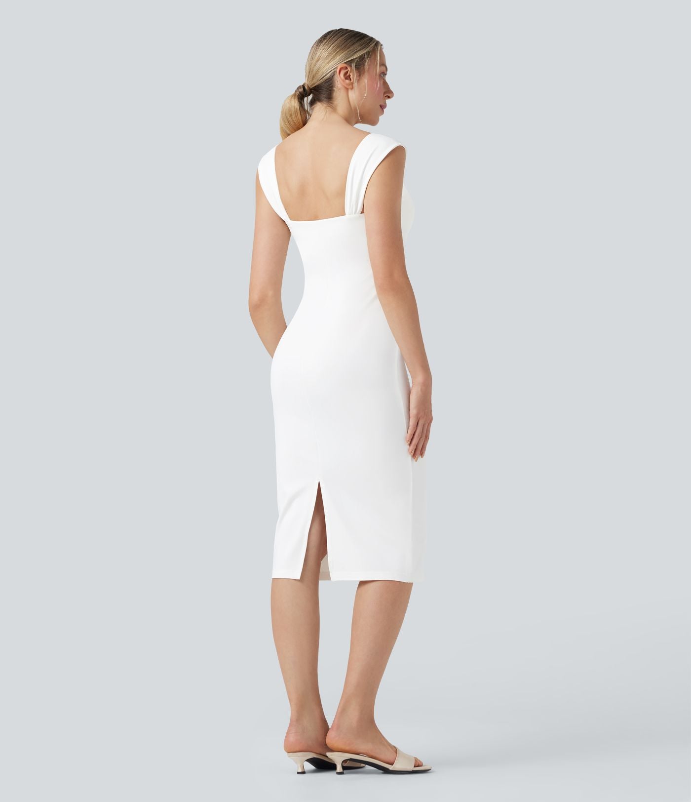 Robe moulante mi-longue décolleté cœur