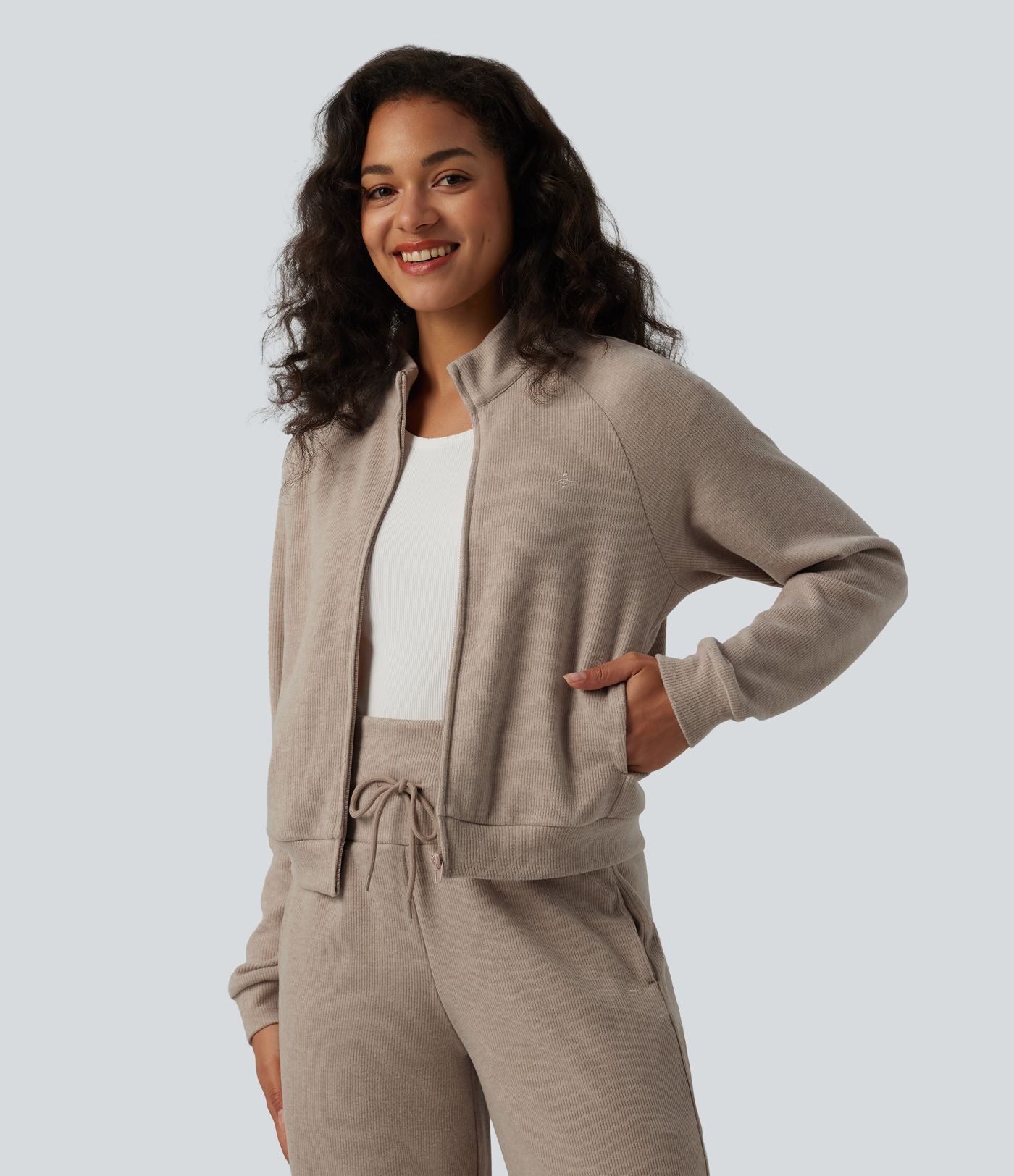 Veste casual côtelée à col montant, manches longues et fermeture zippée avec poches