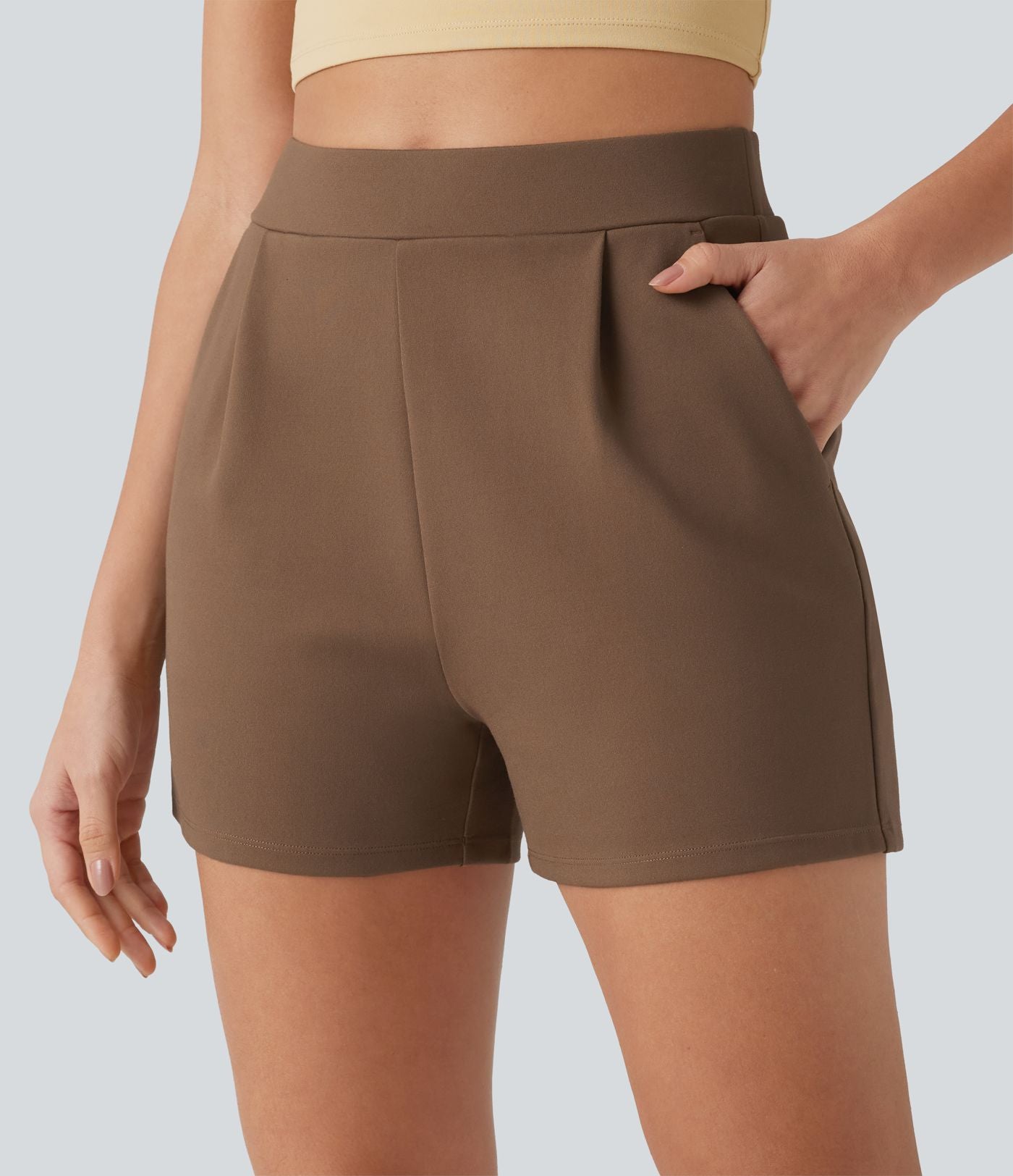 Short tailleur plissé taille haute avec poches