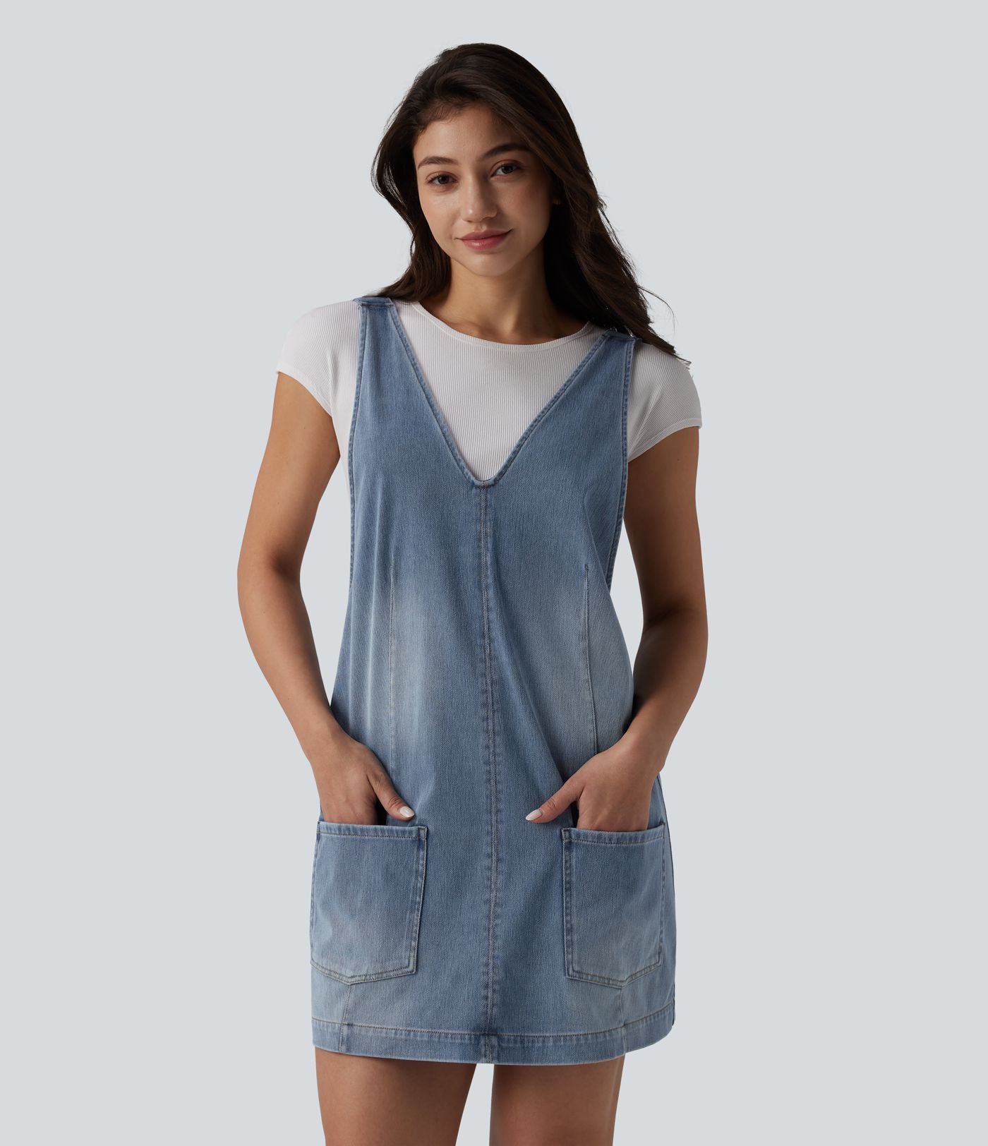 Robe mini décontractée Halara Flex™ col V en denim délavé avec poches
