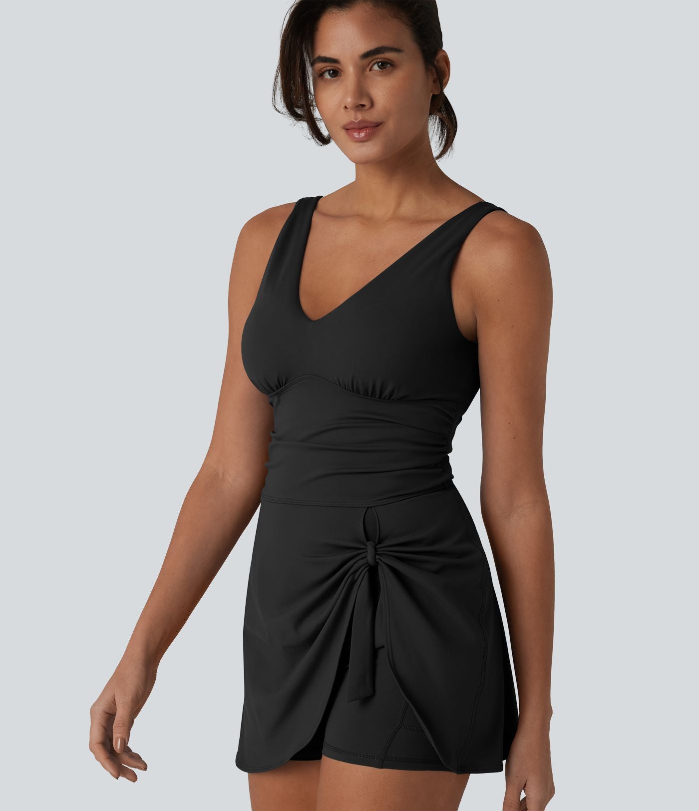 Robe de yoga courte 2-en-1 SoftlyZero™ Plush col V avec brassière intégrée, liens latéraux et poches – Édition Easy Peasy
