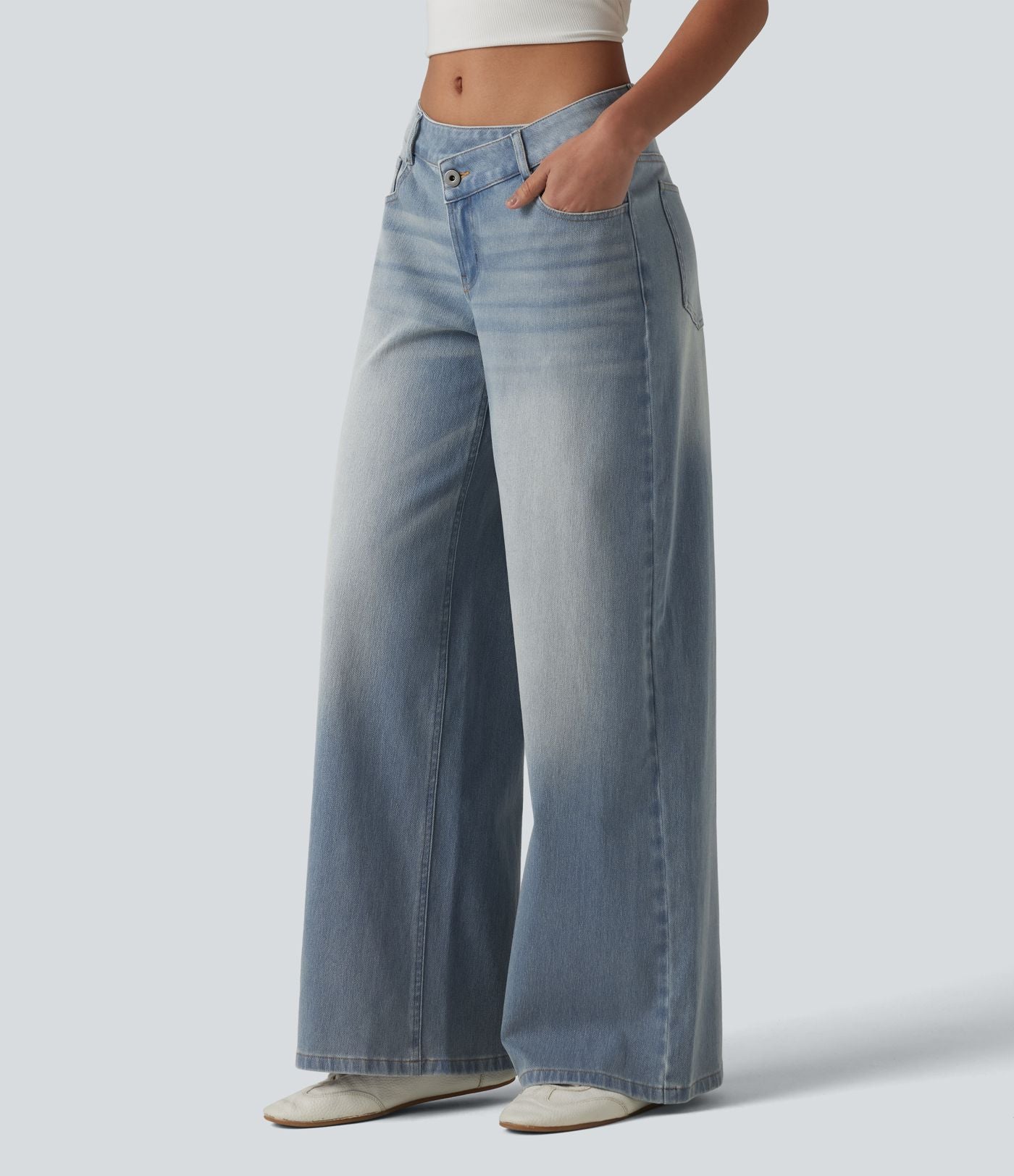 Halara Flex™ Jean large asymétrique taille basse avec bouton, fermeture éclair et poches multiples, délavé et extensible en maille