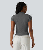 T-shirt casual froncé à col cheminée et manches courtes