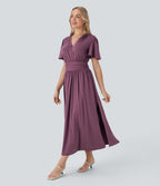 Robe mi-longue fluide de villégiature avec col V, manches courtes, drapée et fendue