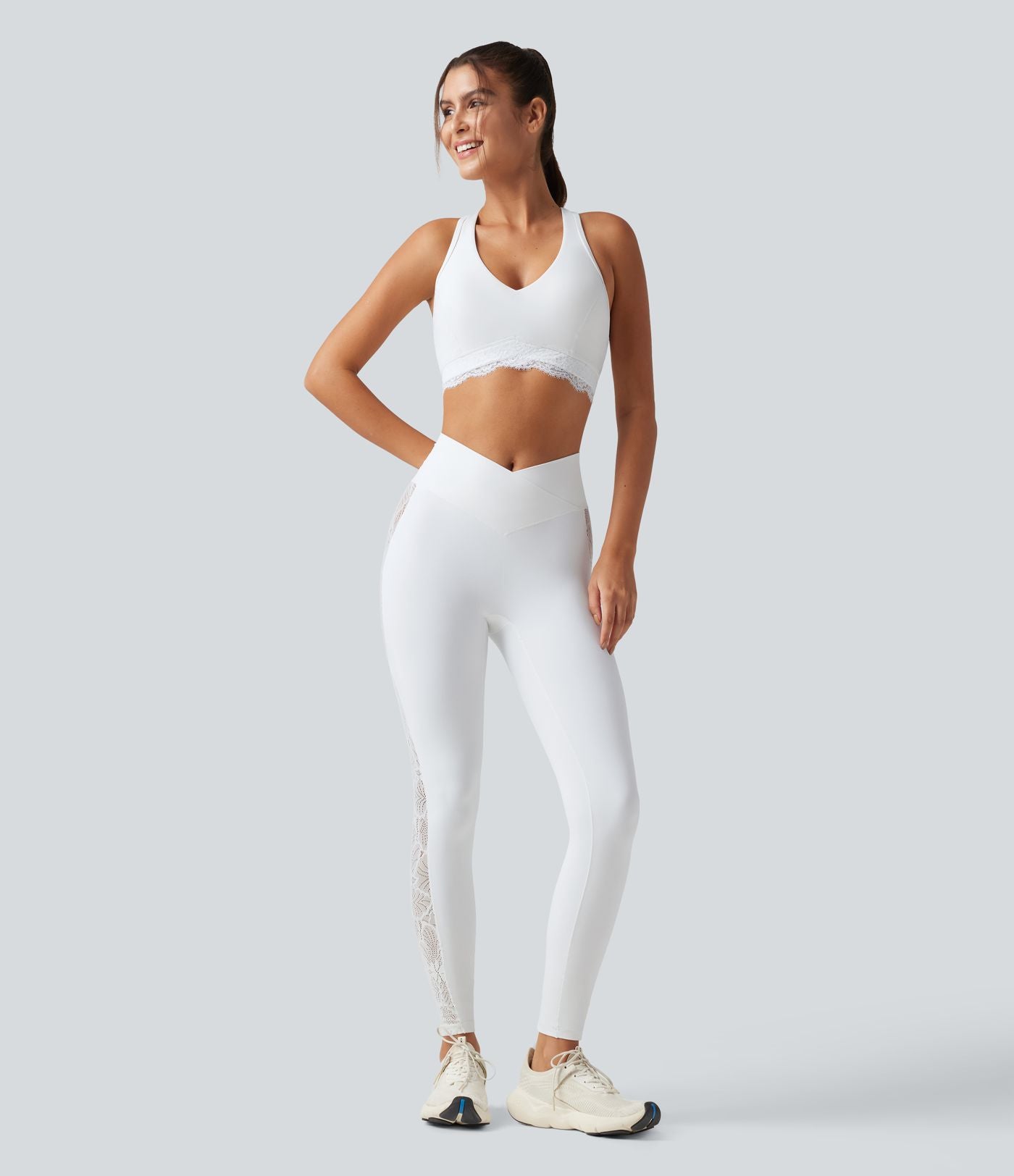 Halara UltraSculpt™ Brassière de sport maintien léger col V avec coussinets amovibles, dos nageur et dentelle contrastée