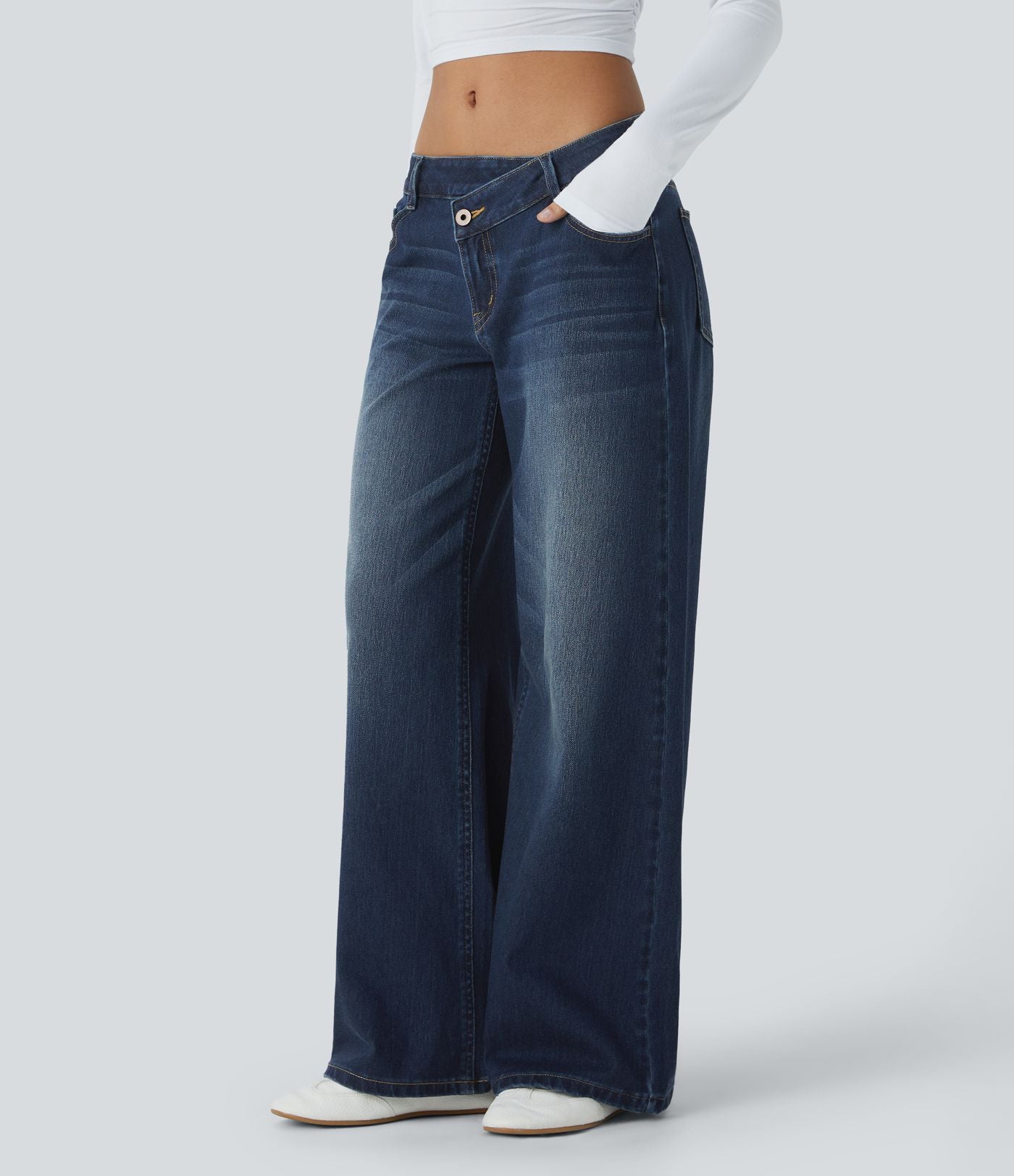 Halara Flex™ Jean large asymétrique taille basse avec bouton, fermeture éclair et poches multiples, délavé et extensible en maille