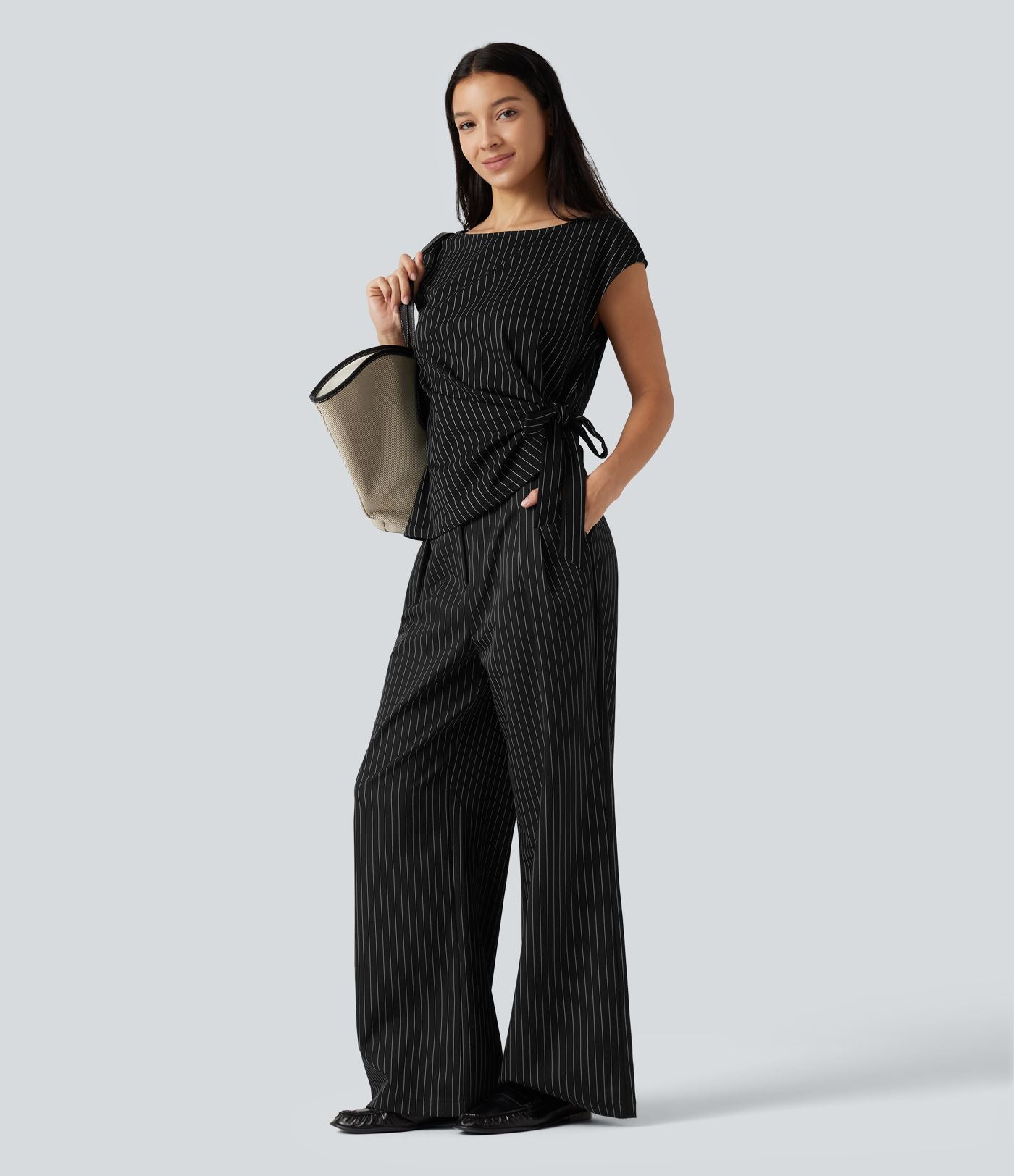 Blouse esprit bureau rayée à encolure bateau avec mancherons, fronces, lien côté et ourlet asymétrique