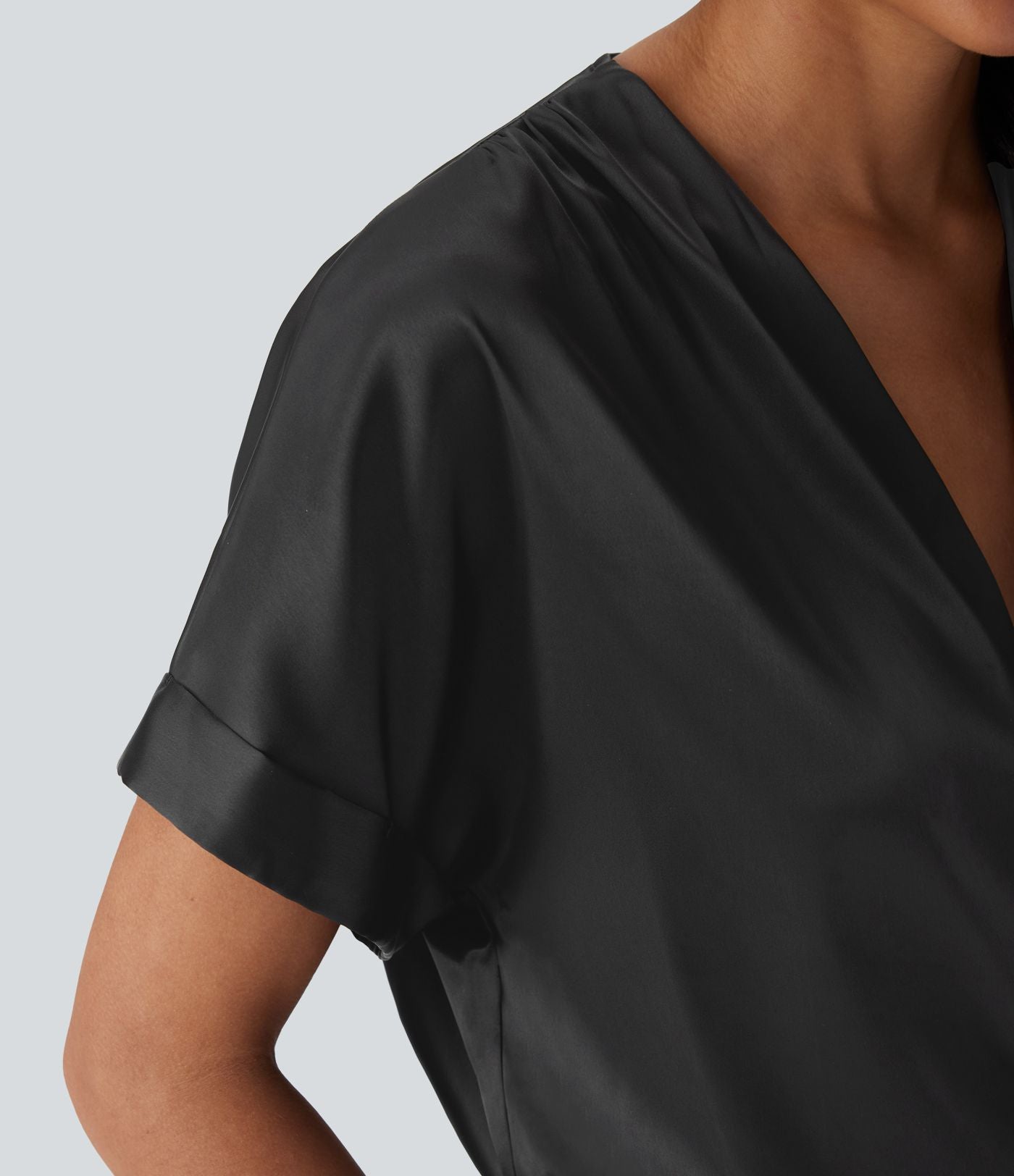 Body tailleur satiné à col V croisé, manches chauve-souris et boutons-pression