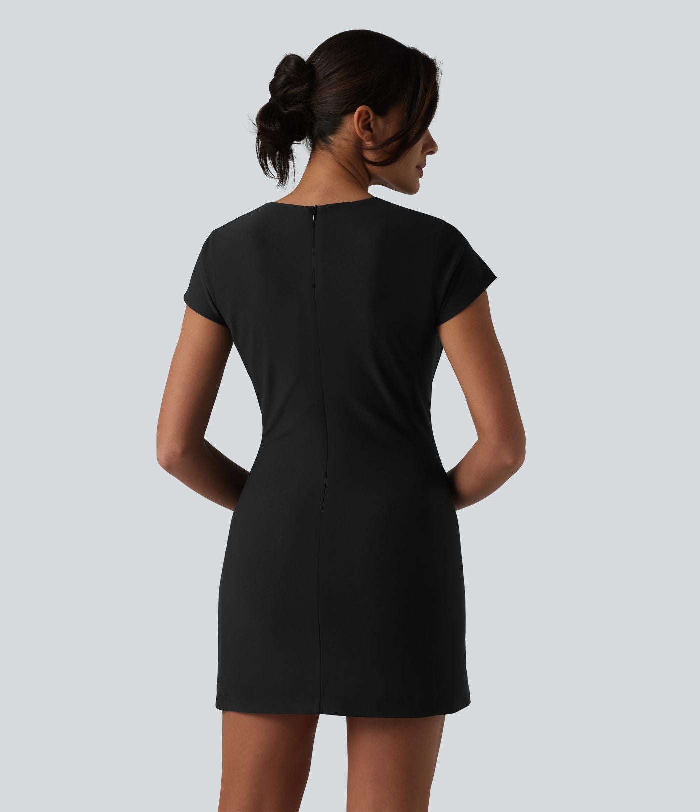 Robe de bureau mini moulante col rond manches courtes avec fermeture éclair invisible et poches