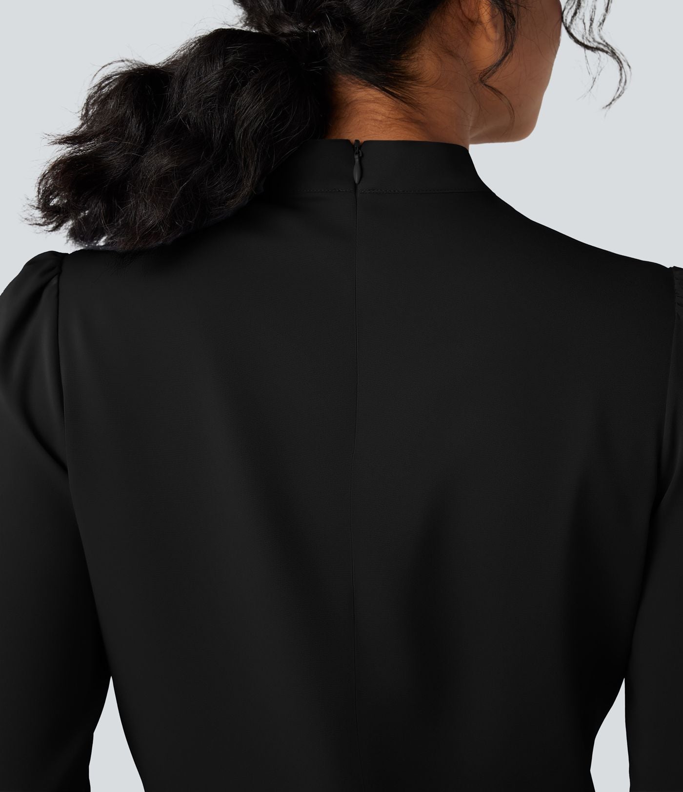 Chemise esprit bureau défroissage facile avec col lavallière, manches longues bouffantes et zip invisible au dos