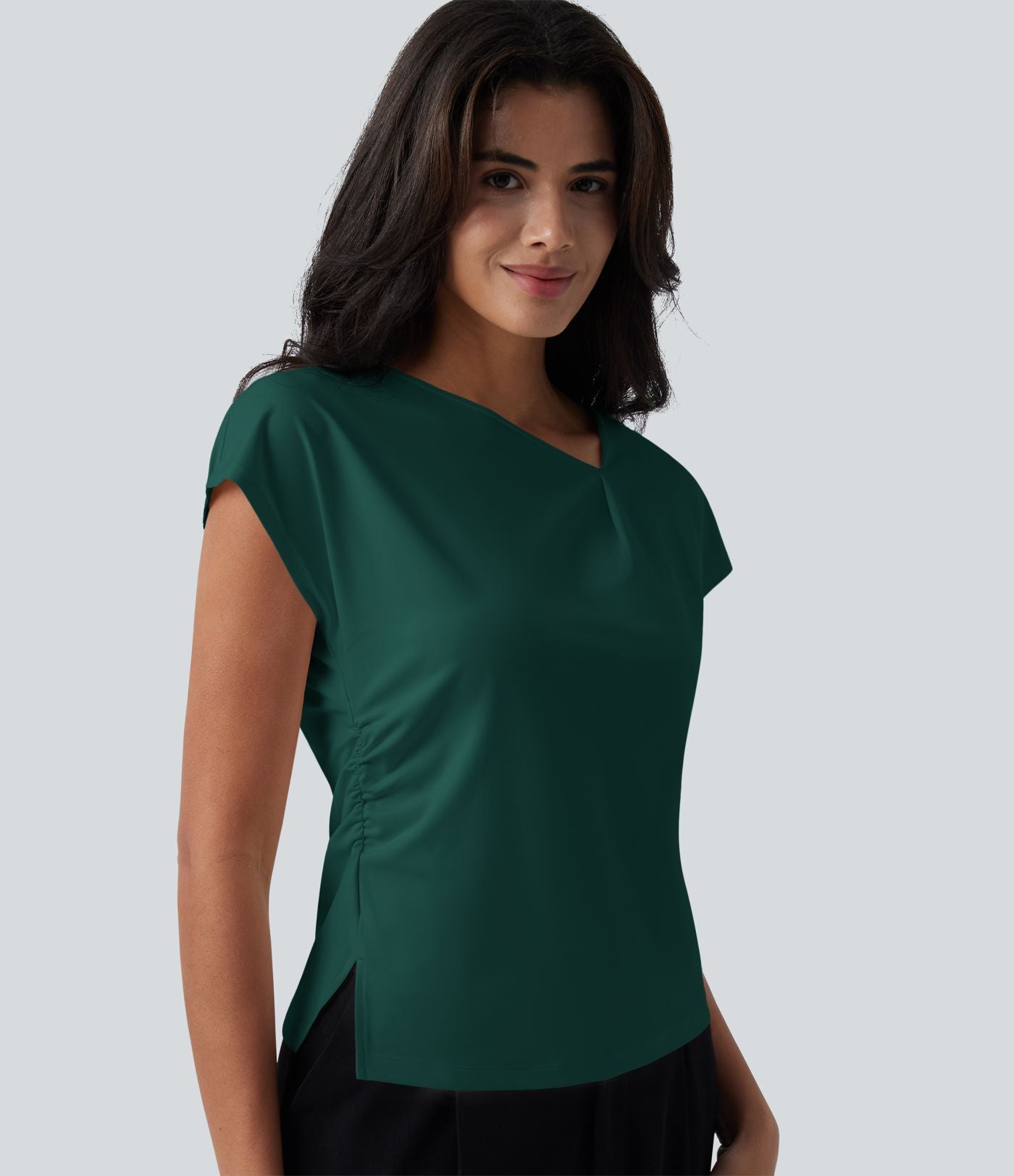 Blouse tailleur asymétrique col drapé manches courtes avec fronces et ourlet fendu