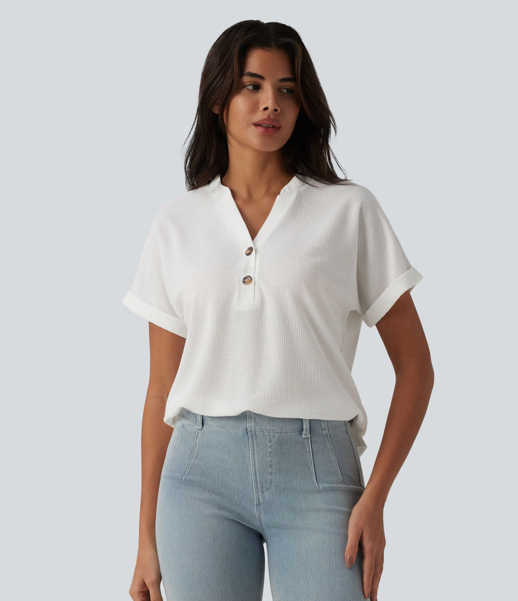 T-shirt casual en tissu gaufré col V à manches chauve-souris et boutons