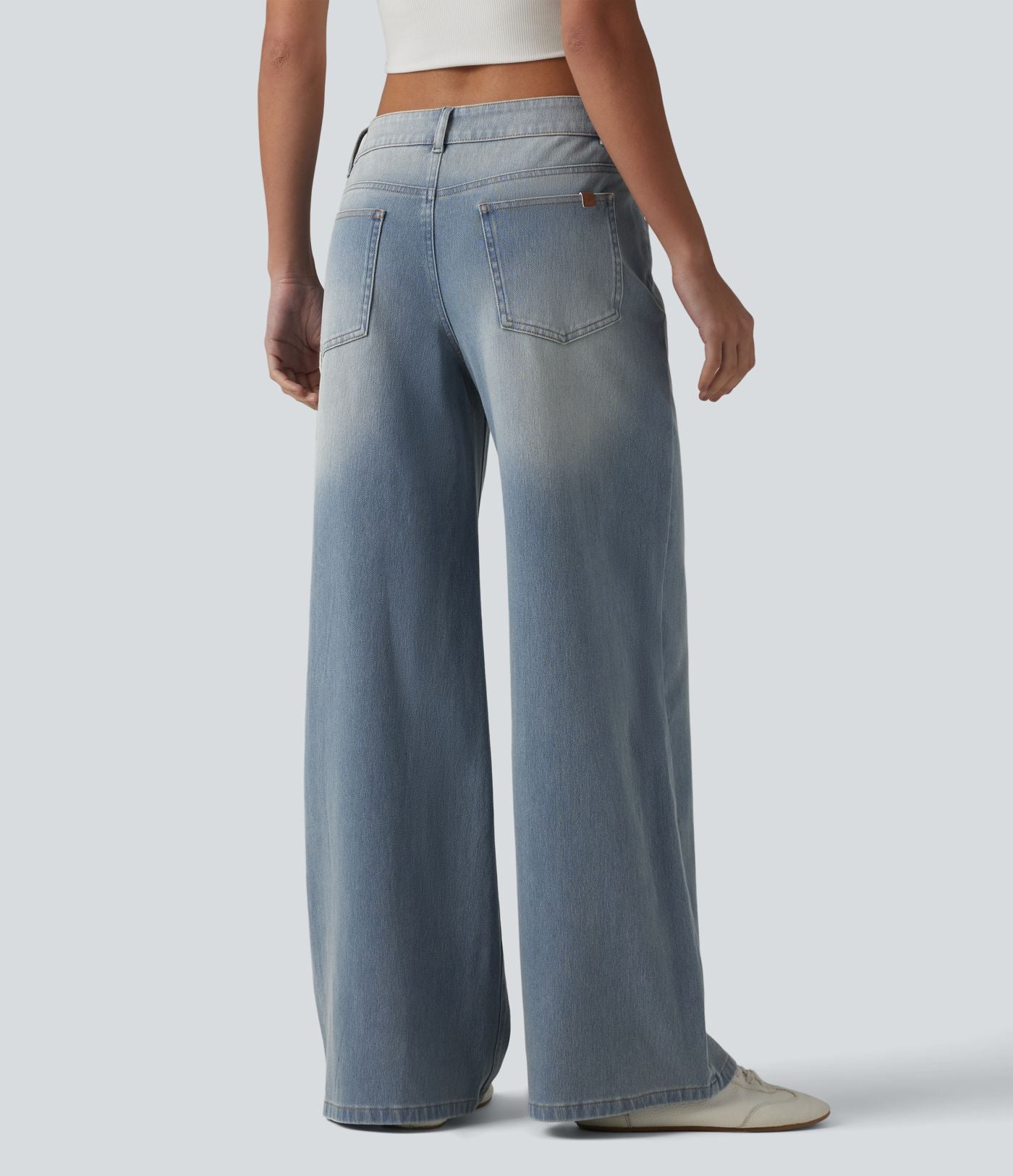 Halara Flex™ Jean large asymétrique taille basse avec bouton, fermeture éclair et poches multiples, délavé et extensible en maille