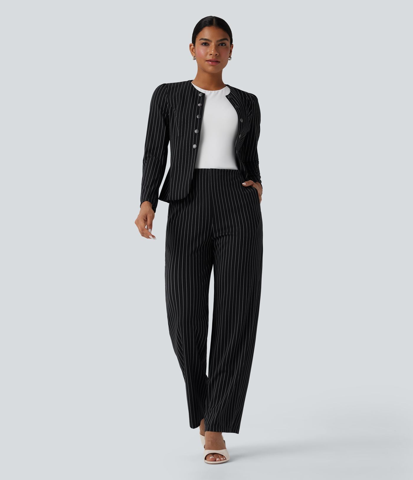 Pantalon tailleur rayé taille haute jambe droite avec poches