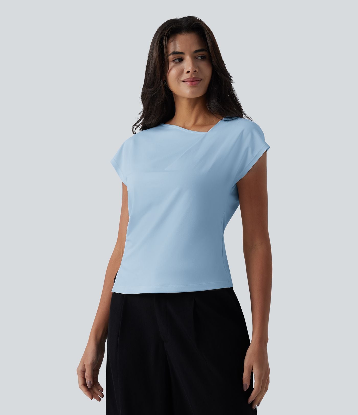Blouse tailleur asymétrique col drapé manches courtes avec fronces et ourlet fendu