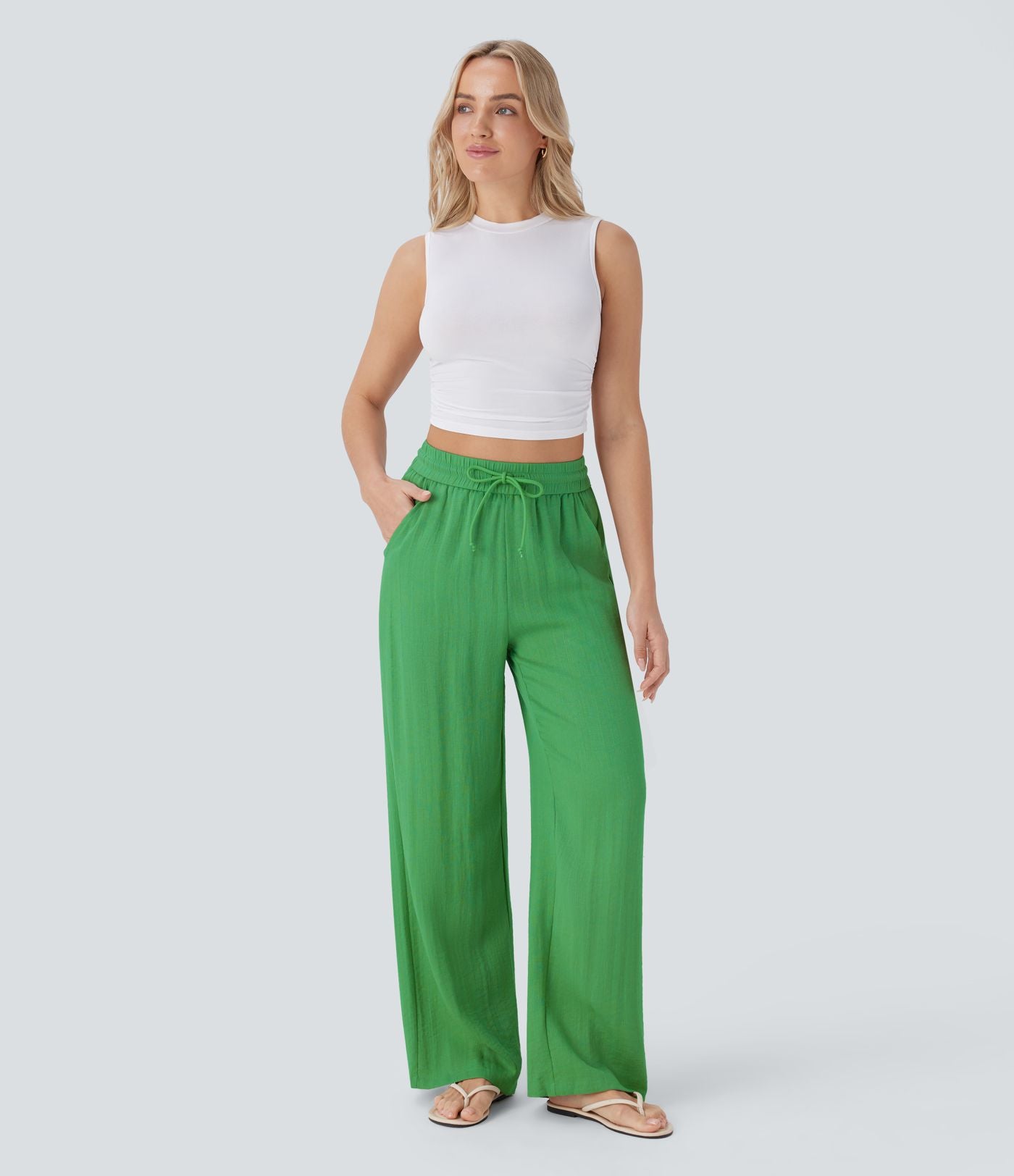 Pantalon large fluide taille haute avec cordon de serrage, poches latérales et aspect lin