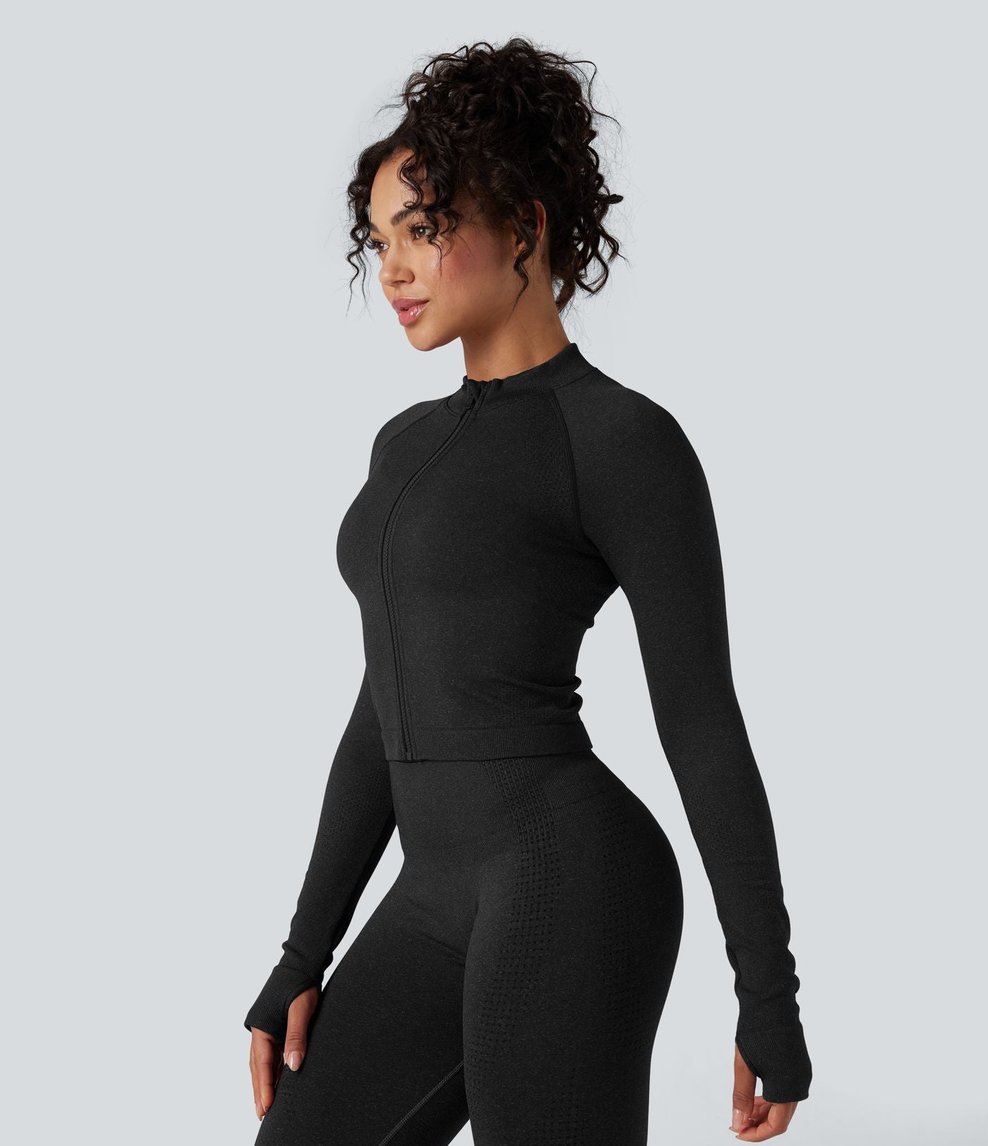 Veste de yoga courte ajustée Seamless Flow à col montant, manches longues et trous pour les pouces