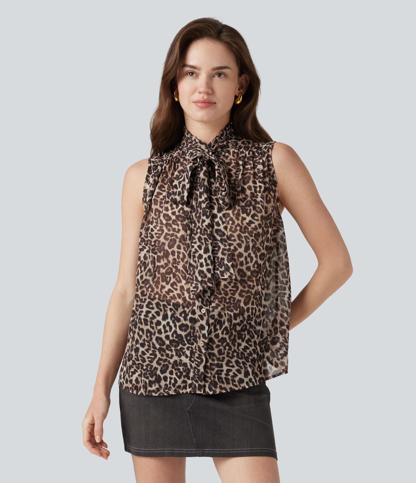 Blouse de travail en mousseline col cheminée avec nœud, sans manches, imprimé léopard