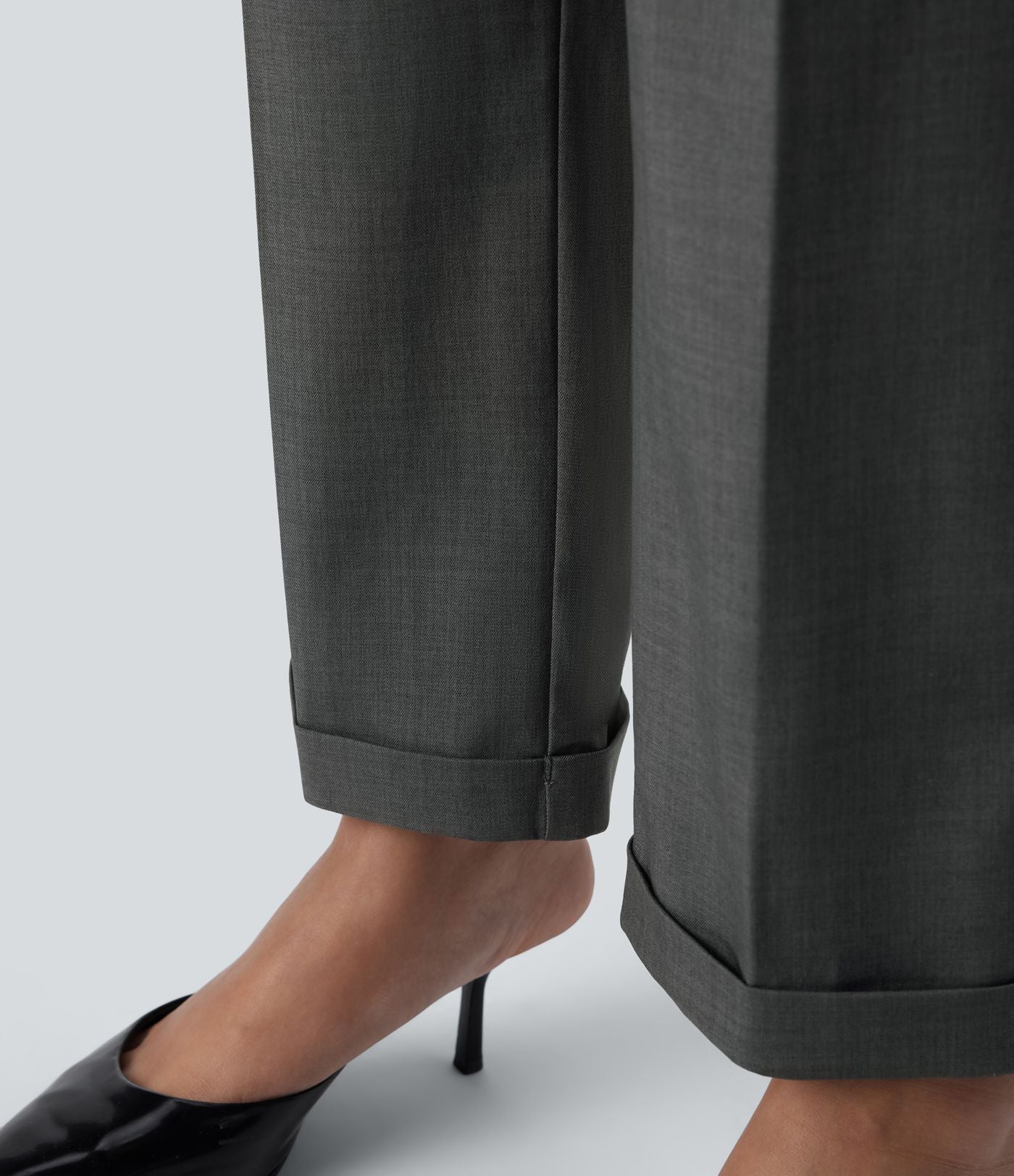 Pantalon Tailleur à taille haute, ceinture, poches latérales et jambes droites