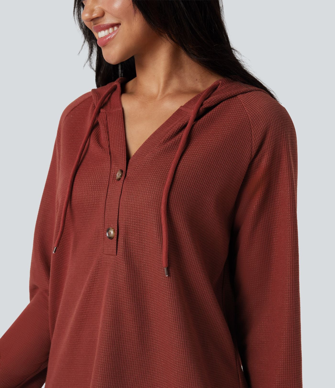Top gaufré à capuche col Henley manches longues