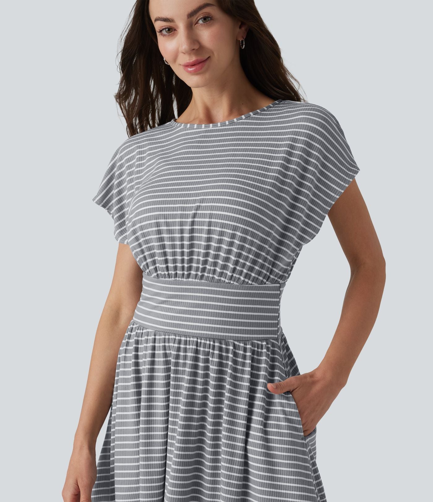 Robe courte fluide col rond manches courtes à rayures avec brassière intégrée et poches