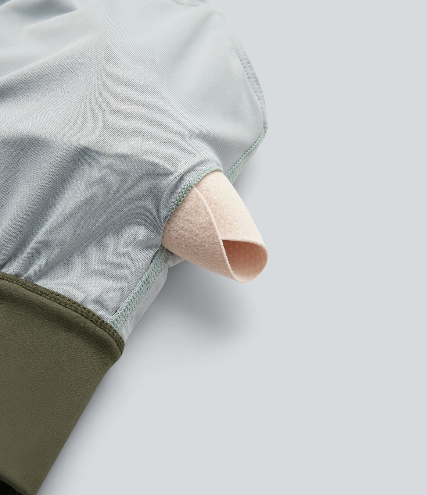 Crop top de running effet frais InstantCool à séchage rapide avec encolure bateau, mesh contrasté, manches courtes, coussinets amovibles et protection solaire UPF50+