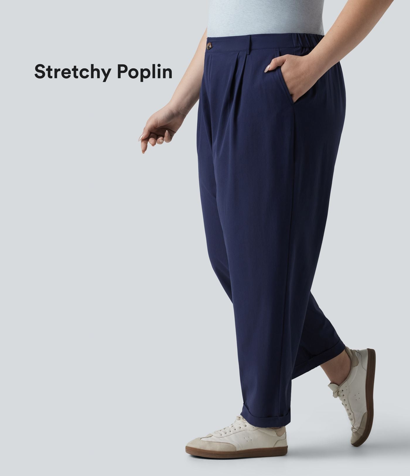 Pantalon grande taille en popeline stretch taille haute, plissé avec ourlet roulotté, longueur 7/8, coupe fuselée, avec poches
