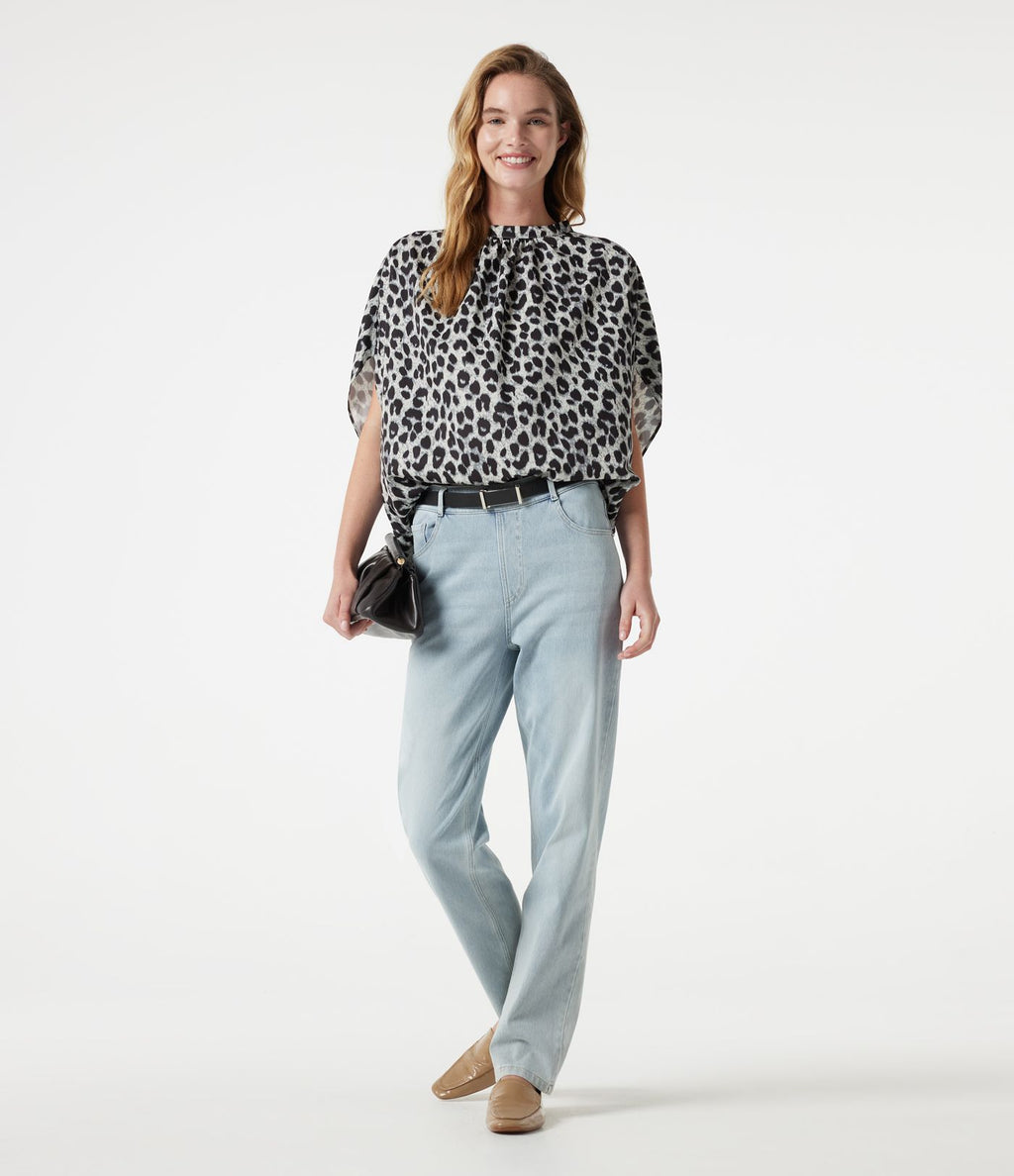 Blouse esprit bureau imprimé léopard à col montant, manches chauve-souris et lien au dos
