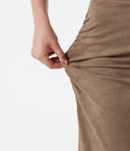 Jupe-short midi moulante taille haute effet ventre plat en suédine froncée
