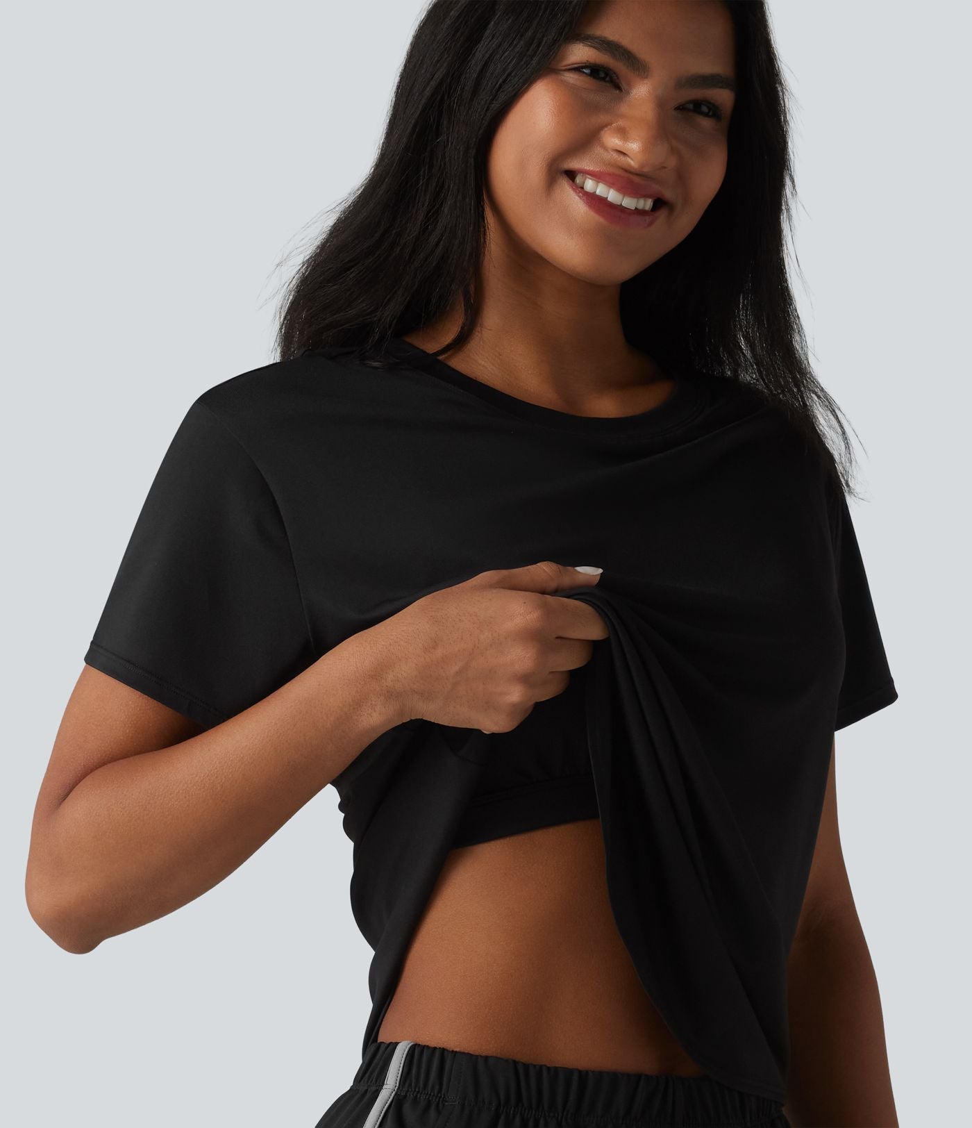 T-shirt décontracté à col rond, manches courtes, soutien-gorge intégré et ourlet arrondi