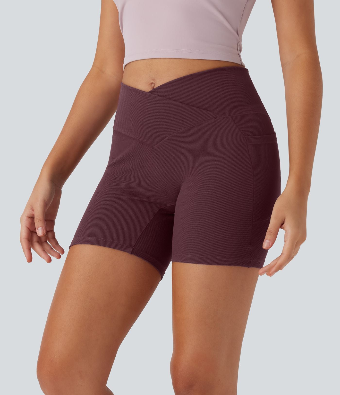 Short de yoga gaufré à taille haute croisée avec poches latérales 12,5 cm