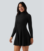 Robe mini évasée col montant à manches longues en maille côtelée