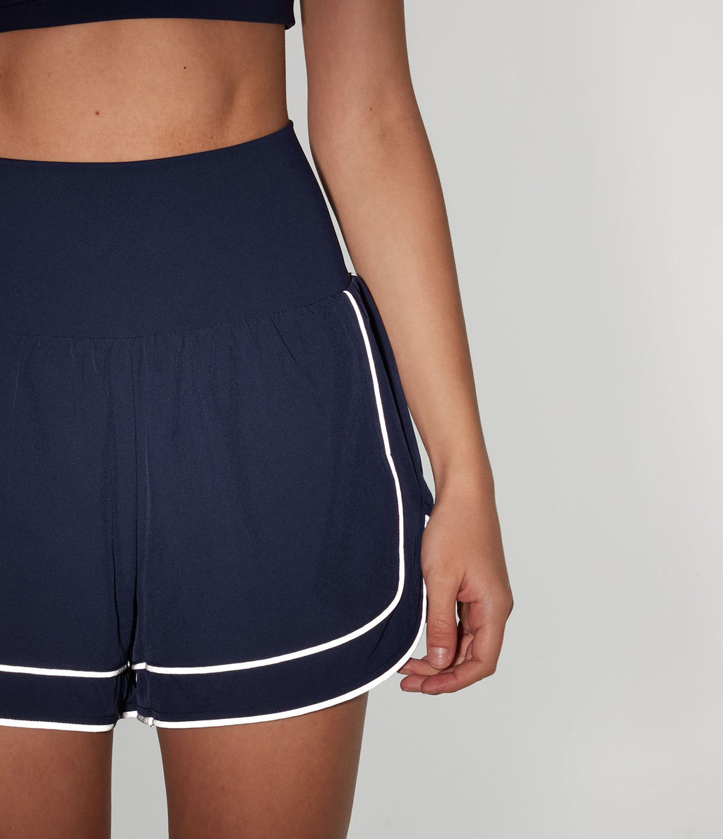 Short de yoga baggy 2-en-1 Breezeful™ taille haute à ourlet arrondi, séchage rapide, lignes réfléchissantes et poches